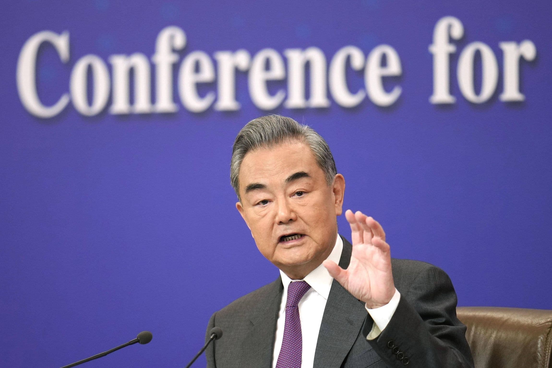 Der chinesische Außenminister Wang Yi bei einer Pressekonferenz in Peking