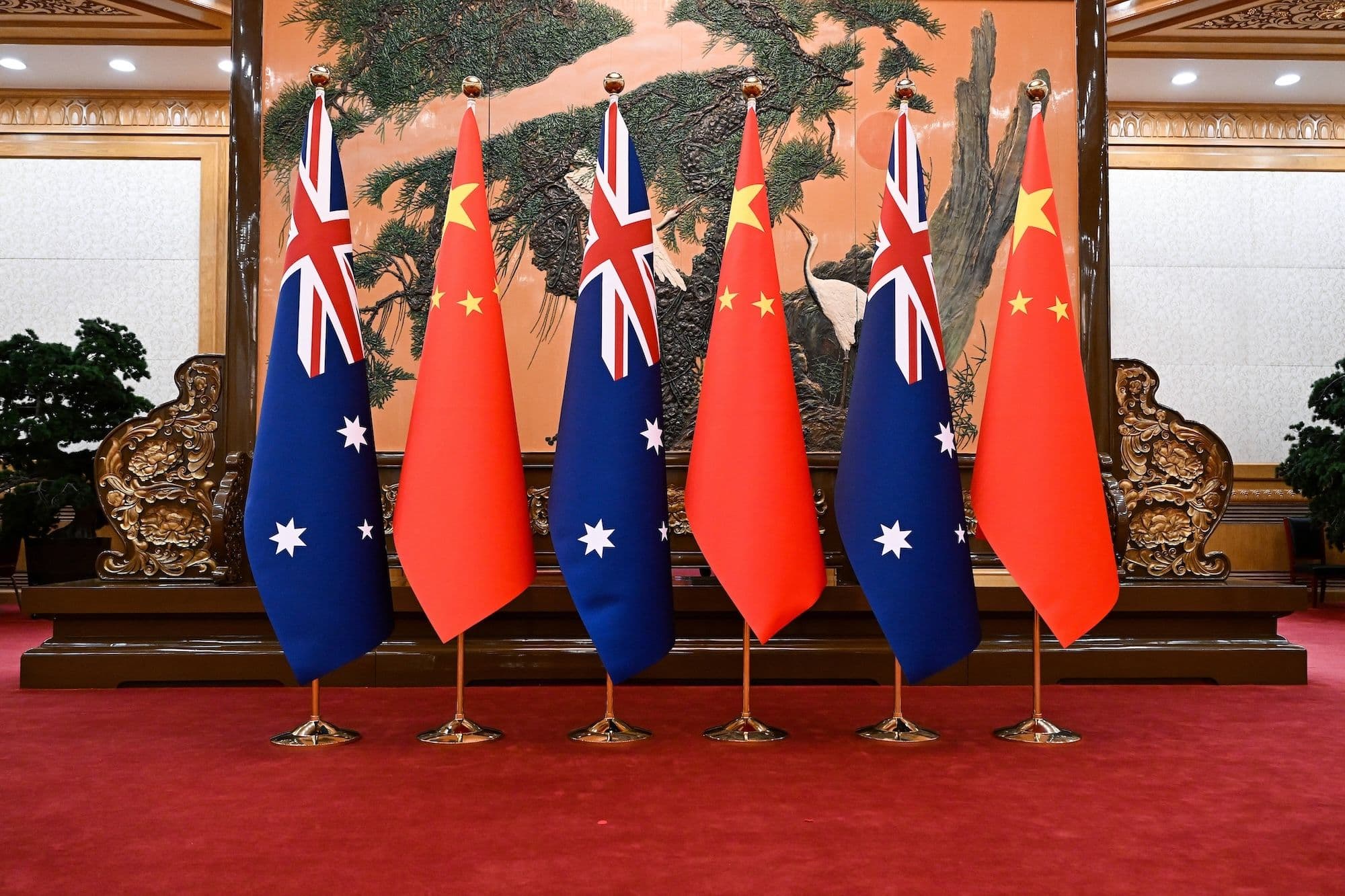 Australische und chinesische Flaggen vor einem Treffen zwischen Australiens Premierminister Anthony Albanese und Chinas Präsident Xi Jinping in der Großen Halle des Volkes in Peking