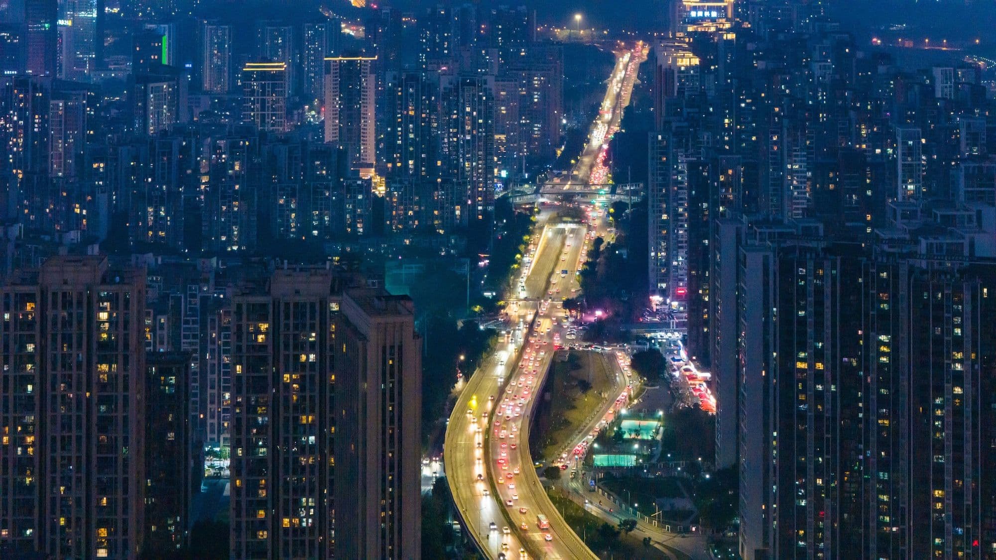 Ein Luftbild zeigt eine Ansammlung von Hochhäusern im zentralen Bezirk von Chongqing, China