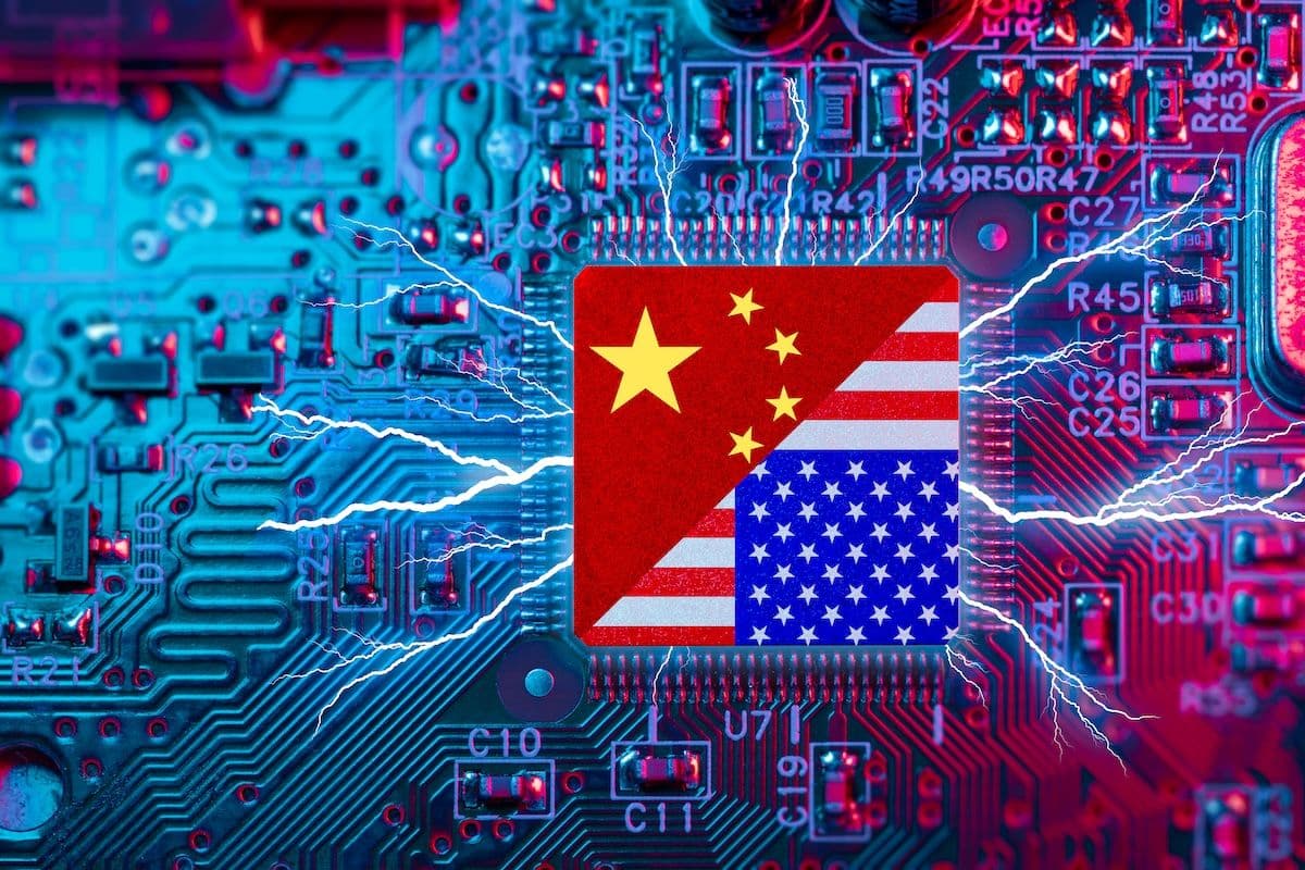 China Chipindustrie, China Chip Ban, USA China, Helbleiterkrise, Chipindustrie: Flaggen der USA und China auf einem Computer-Chip