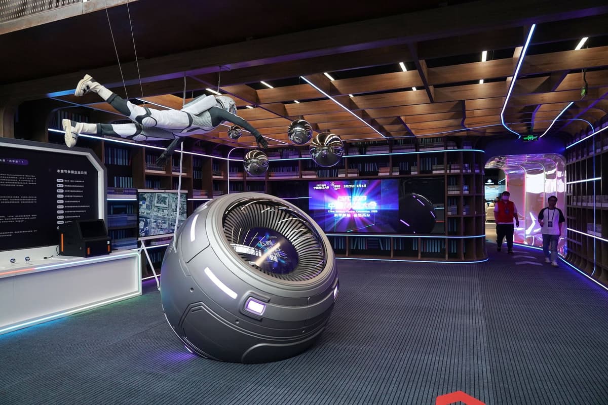 China Wirtschaft, Technologie, Tech, Wissenschaft, Künstliche Intelligenz, KI, AI, Innovationen: Foto zeigt eine Ausstellung auf der China Science Fiction Convention (CSFC) 2023 in Peking, Sideevent des Tech Forums