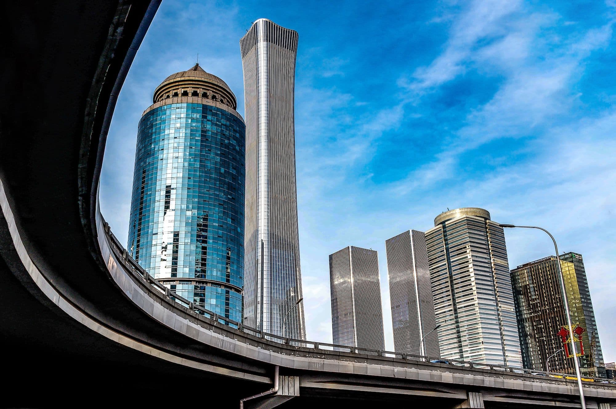 China Wirtschaft: Zentrales Geschäftsviertel - CBD Skyline der Stadt. Moderne Wolkenkratzer im Finanzzentrum von BEJING, Peking