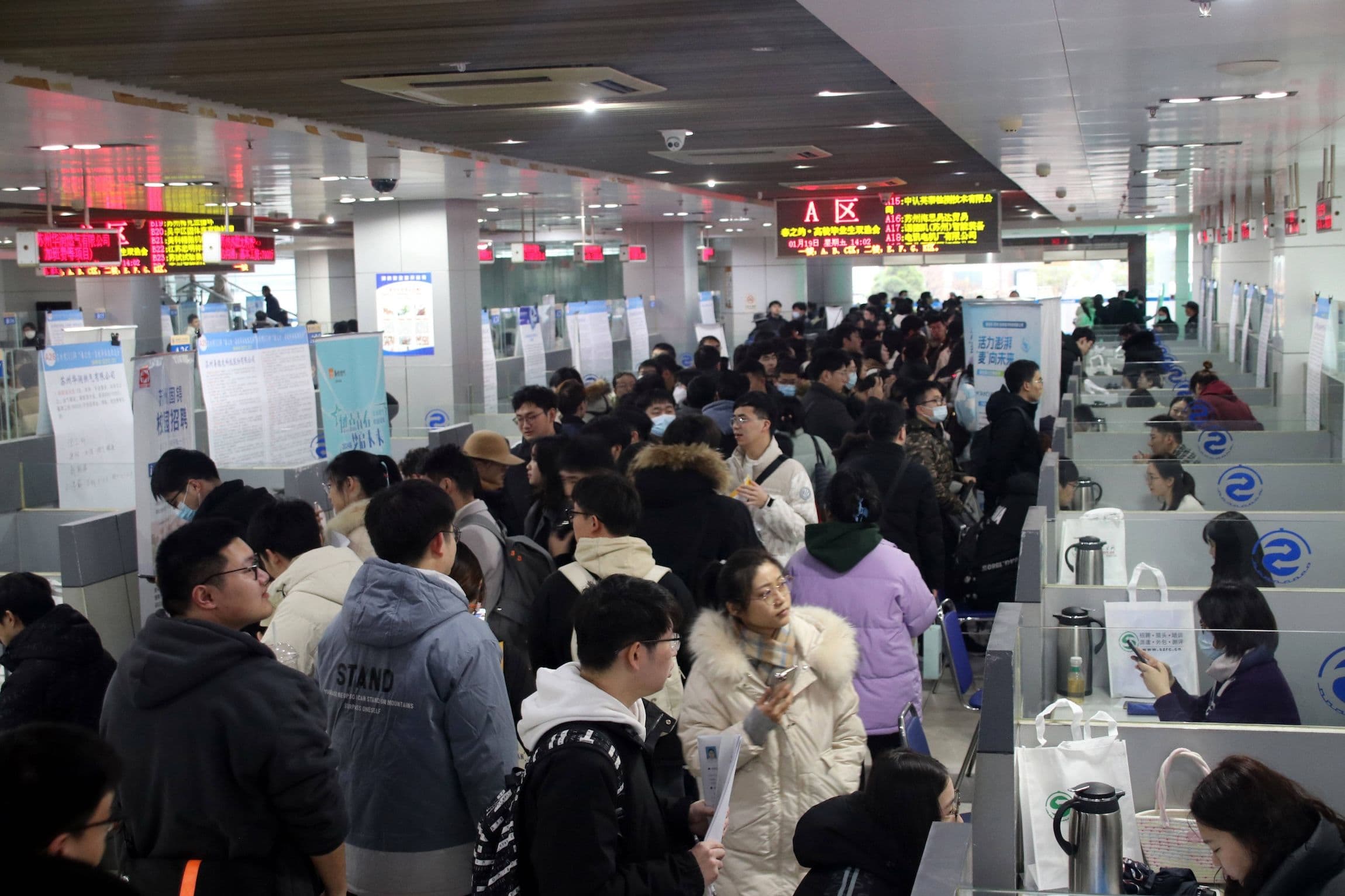 Auf einer Jobmesse für Hochschulabsolventen des Jahres 2024 in Suzhou, Provinz Jiangsu, China, suchen Arbeitssuchende nach Stellen.