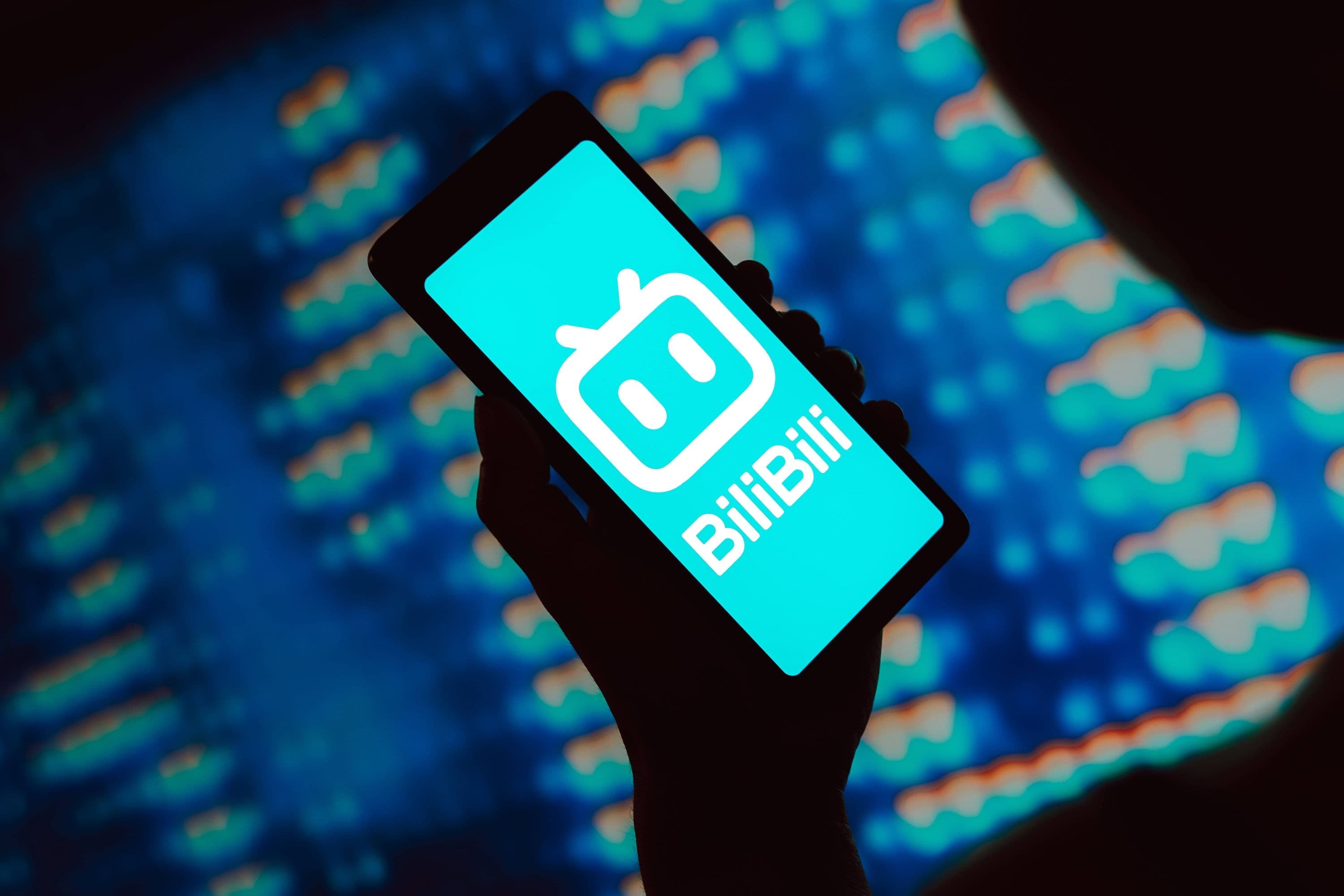 Auf diesem Foto ist das Bilibili-Logo auf dem Bildschirm eines Smartphones zu sehen.