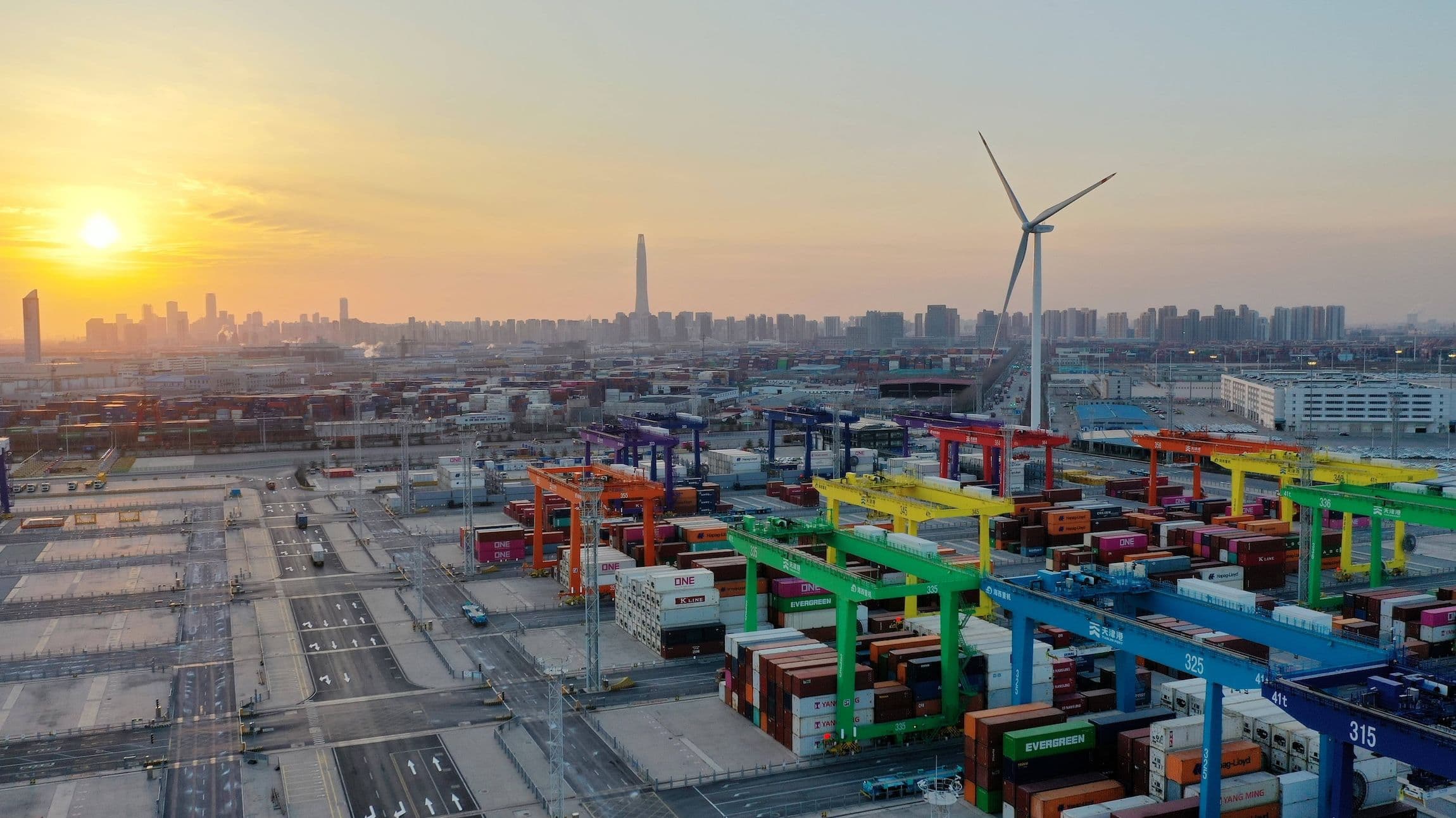 Wirtschaft in China: Das Containerterminal des intelligenten Tianjin-Hafens im nordchinesischen Tianjin. Als maritimes Tor zur Region Peking-Tianjin-Hebei hat der Hafen der Entwicklung der Region neue Impulse verliehen und diese vorangetrieben.