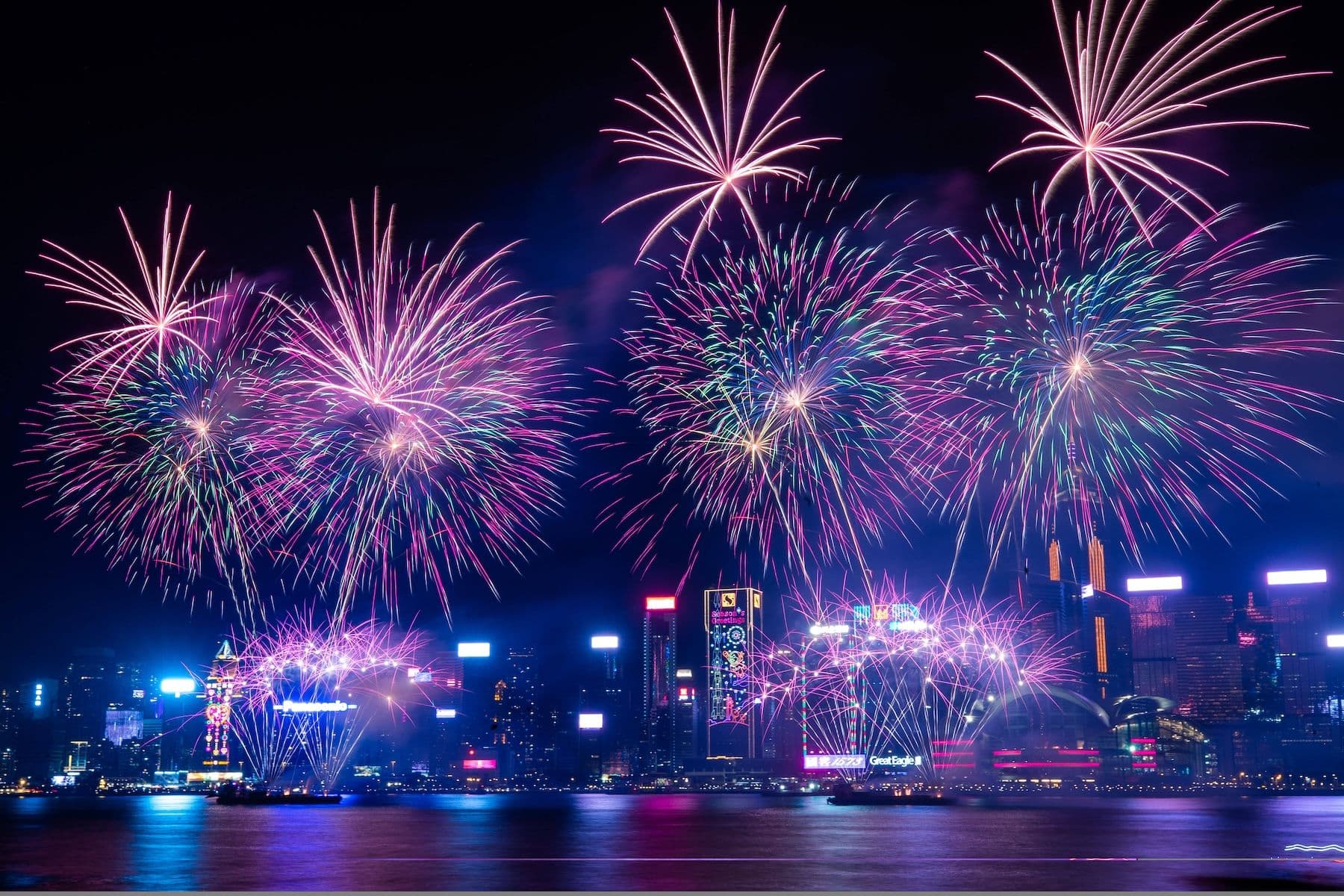 China Politik: Feuerwerkskörper explodieren über dem Victoria Harbour zum Neujahrsfest des Drachen in Hongkong