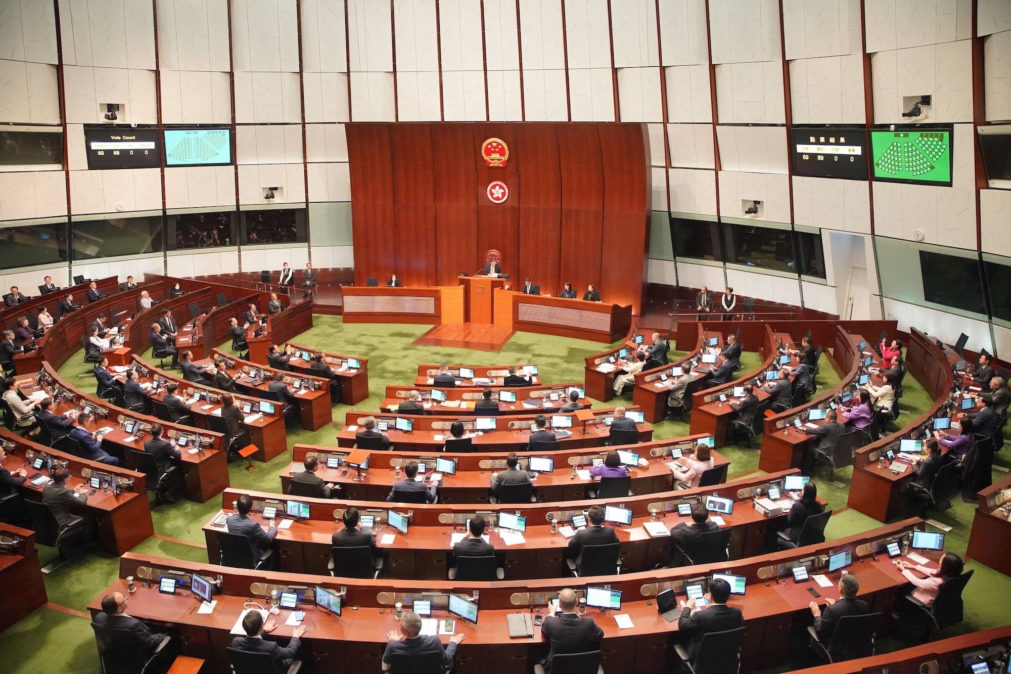  Der Legislativrat der Sonderverwaltungsregion Hongkong (HKSAR) verabschiedet in dritter Lesung einstimmig das Gesetz zum Schutz der nationalen Sicherheit in Hongkong