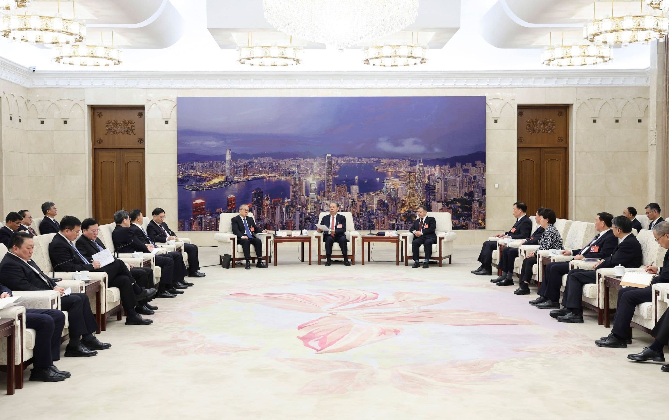 Zhao Leji, Mitglied des Ständigen Ausschusses des Politbüros des Zentralkomitees der Kommunistischen Partei Chinas und Vorsitzender des Ständigen Ausschusses des Nationalen Volkskongresses (NVK), trifft sich mit Medienvertretern