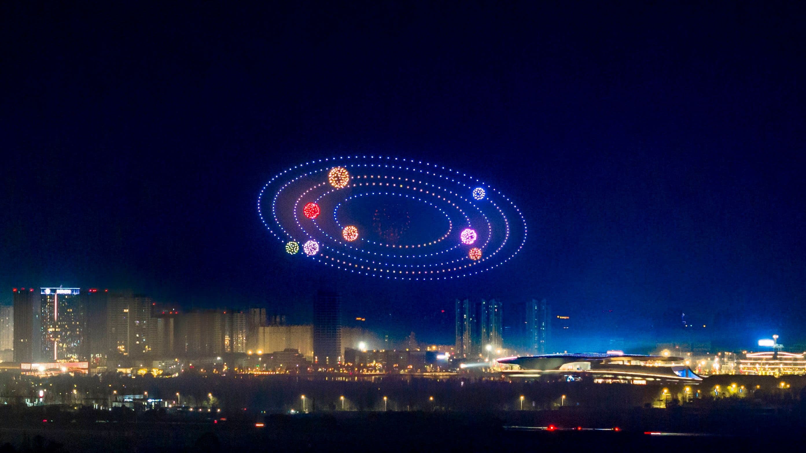 Etwa 1.000 Drohnen bilden während einer Lichtshow im Science-Fiction-Museum von Chengdu zur Begrüßung des chinesischen Neujahrsfestes das Muster eines Sonnensystems am Himmel