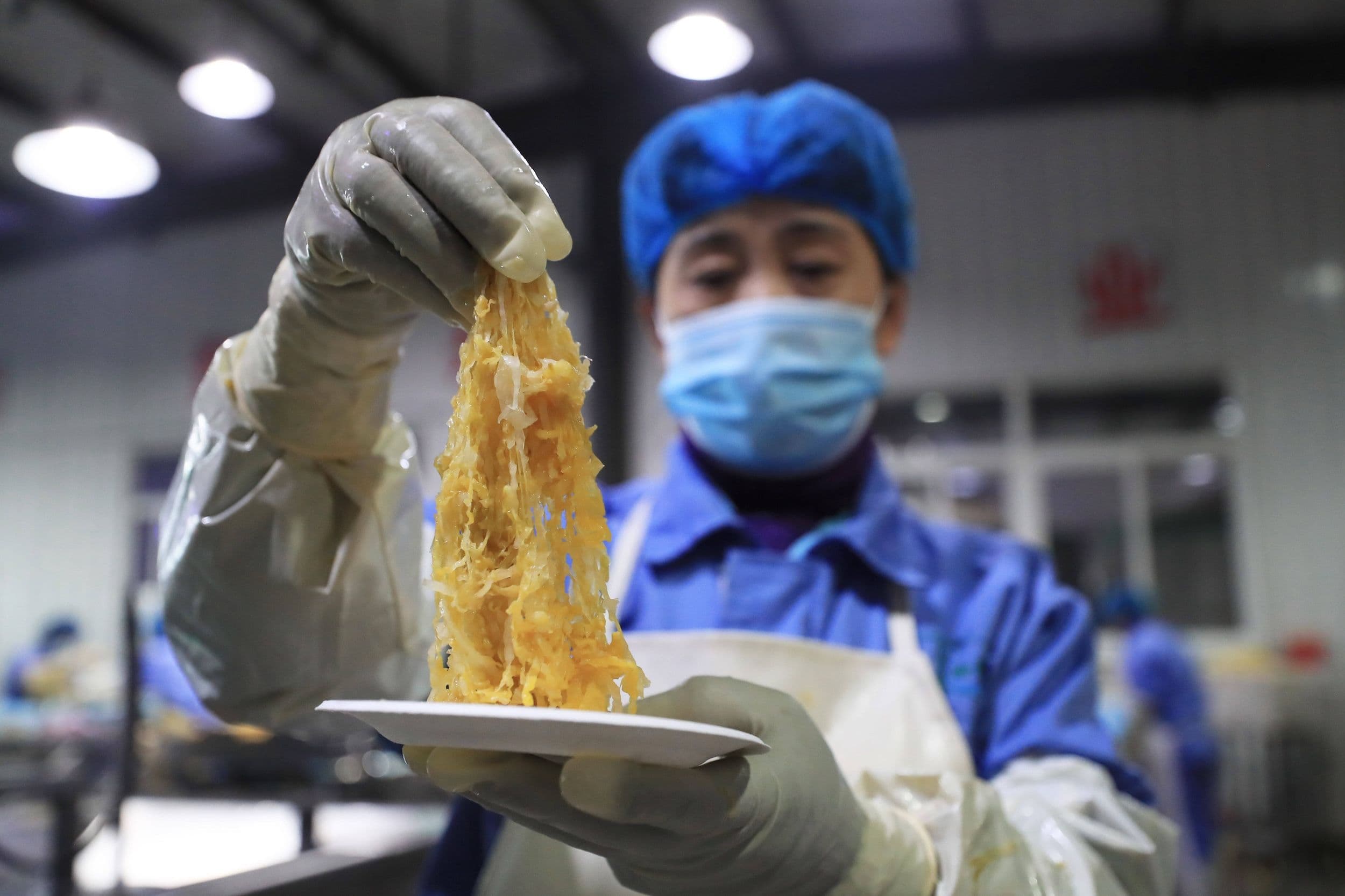 Ein Arbeiter zeigt chinesische Sauerkrautprodukte in einer Fabrik im Dorf Tanggangzi in der Stadt Anshan in der nordostchinesischen Provinz Liaoning