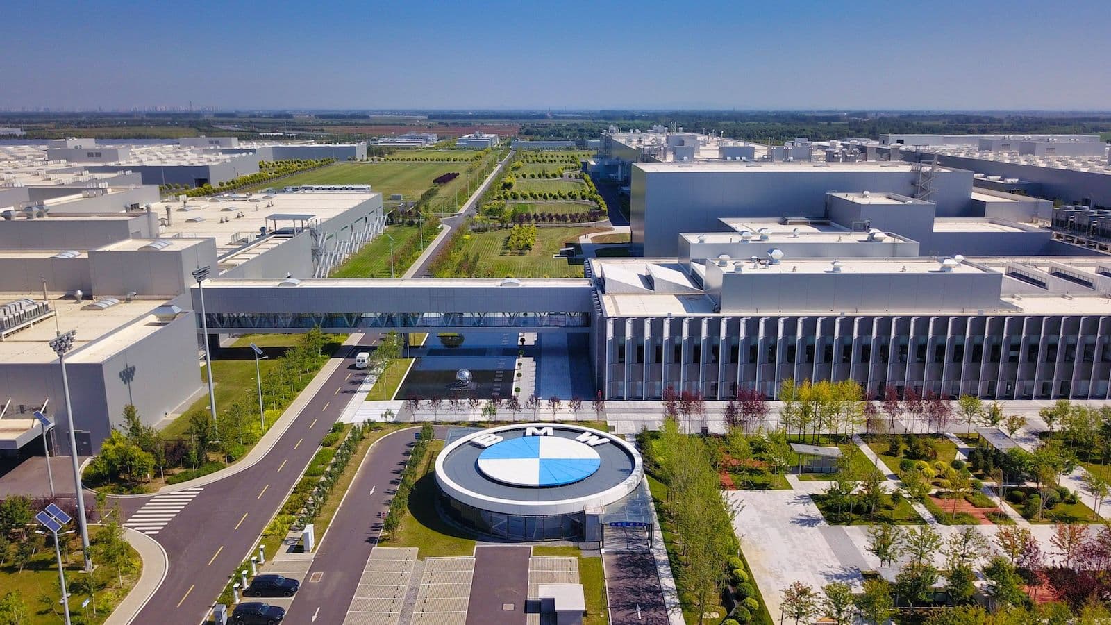 China Industrie, Wirtschaft, Automobil, deutsche Unternehmen: Luftaufnahme eines großen BMW Logos im Werk Lydia (Lida) der BMW Brilliance Automotive Ltd in Shenyang