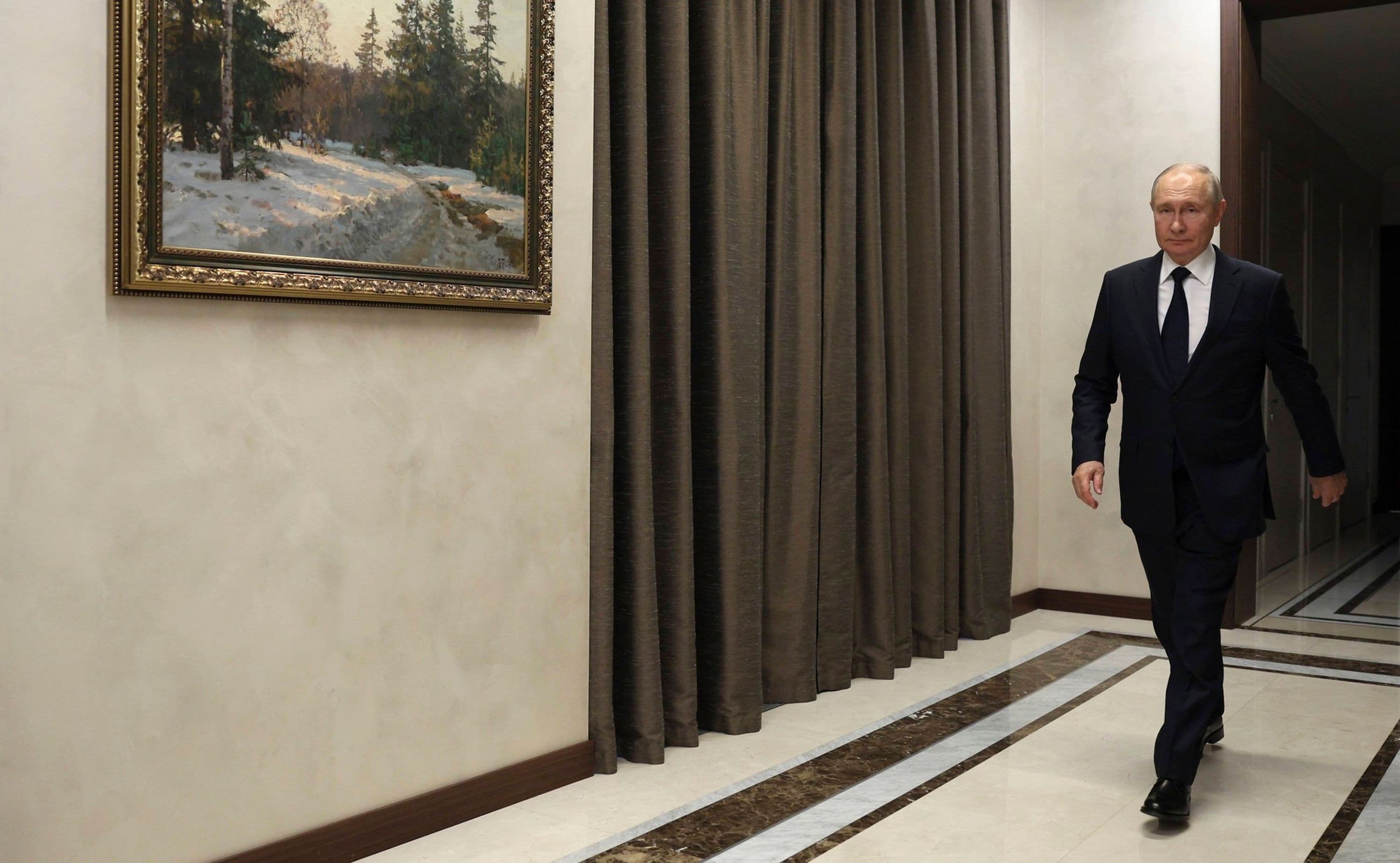 Der russische Präsident Wladimir Putin geht zu einem persönlichen Treffen mit dem stellvertretenden Vorsitzenden der Zentralen Militärkommission Chinas, Zhang Youxia, in der Staatsresidenz des Präsidenten in Nowo-Ogarjowo