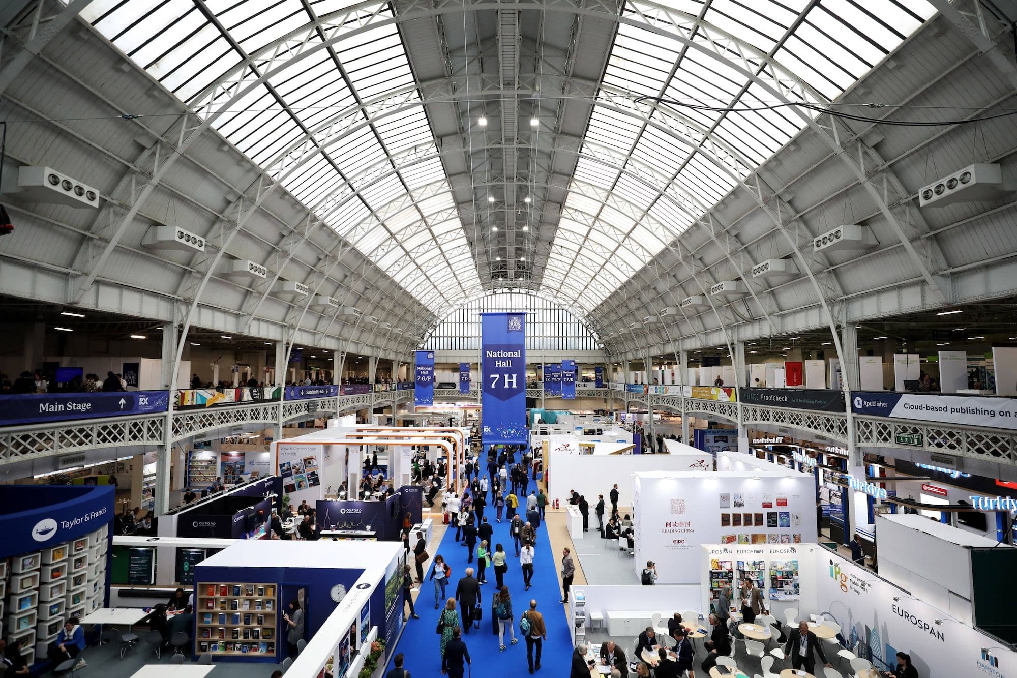 Menschen besuchen die Londoner Buchmesse in London, Großbritannien, 18. April 2023. Die Londoner Buchmesse, eine der größten Verlagsmessen der Welt, wurde am Dienstag mit einer starken Präsenz chinesischer Verleger eröffnet.