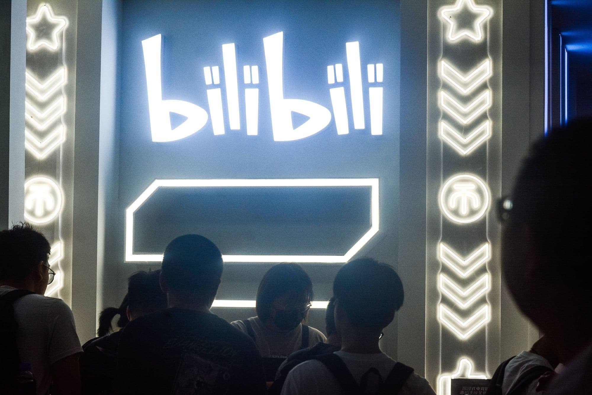 In Shanghai sind die Besucher vor dem Bilibili-Stand während der chinajoy 2023 im Shanghai New Expo Center zu sehen.