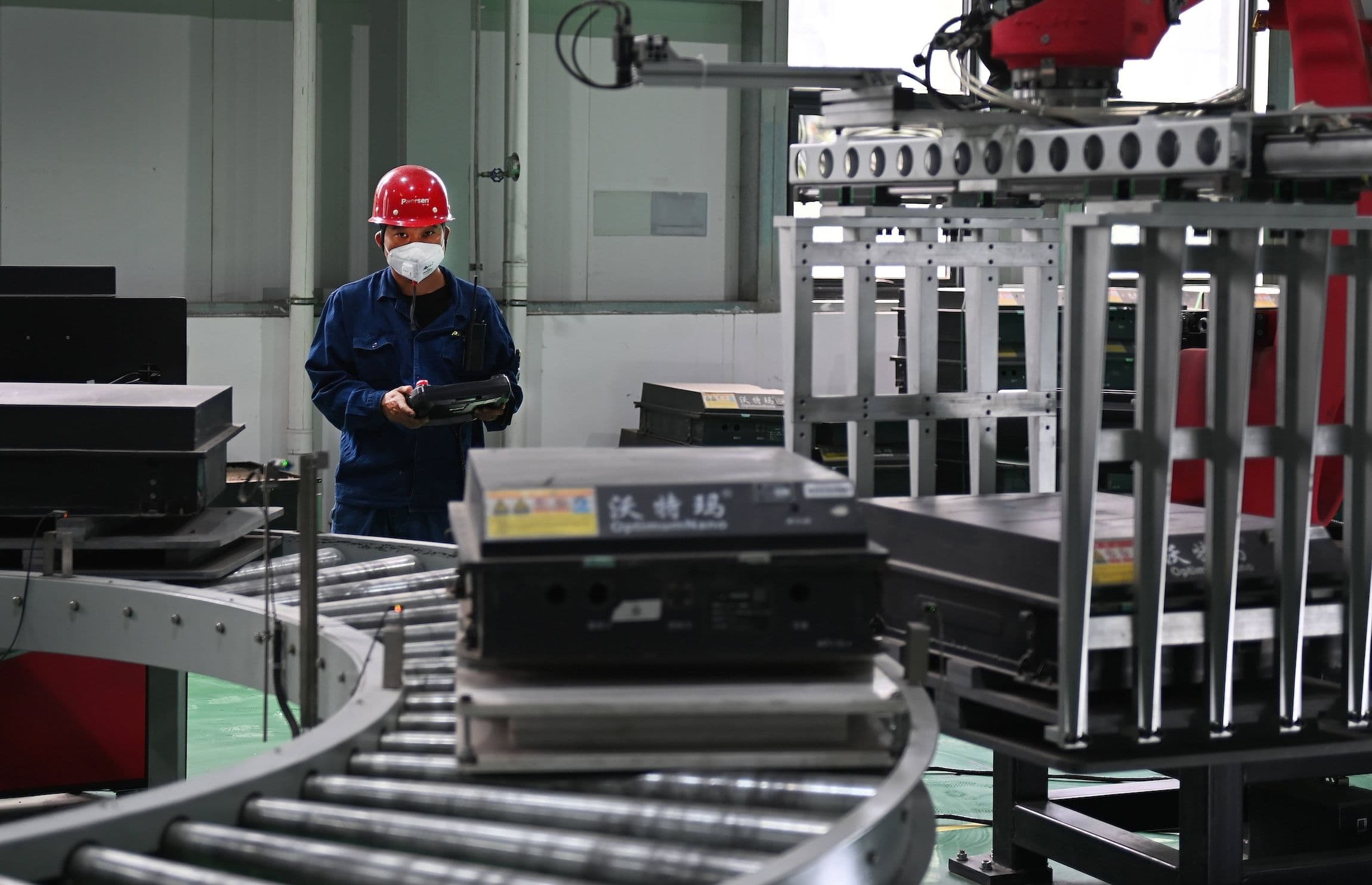 China technology: Mitarbeiter recyceln Batterien aus Elektrofahrzeugen in einer Werkstatt der Paersen Environmental Technology Co., Ldt.