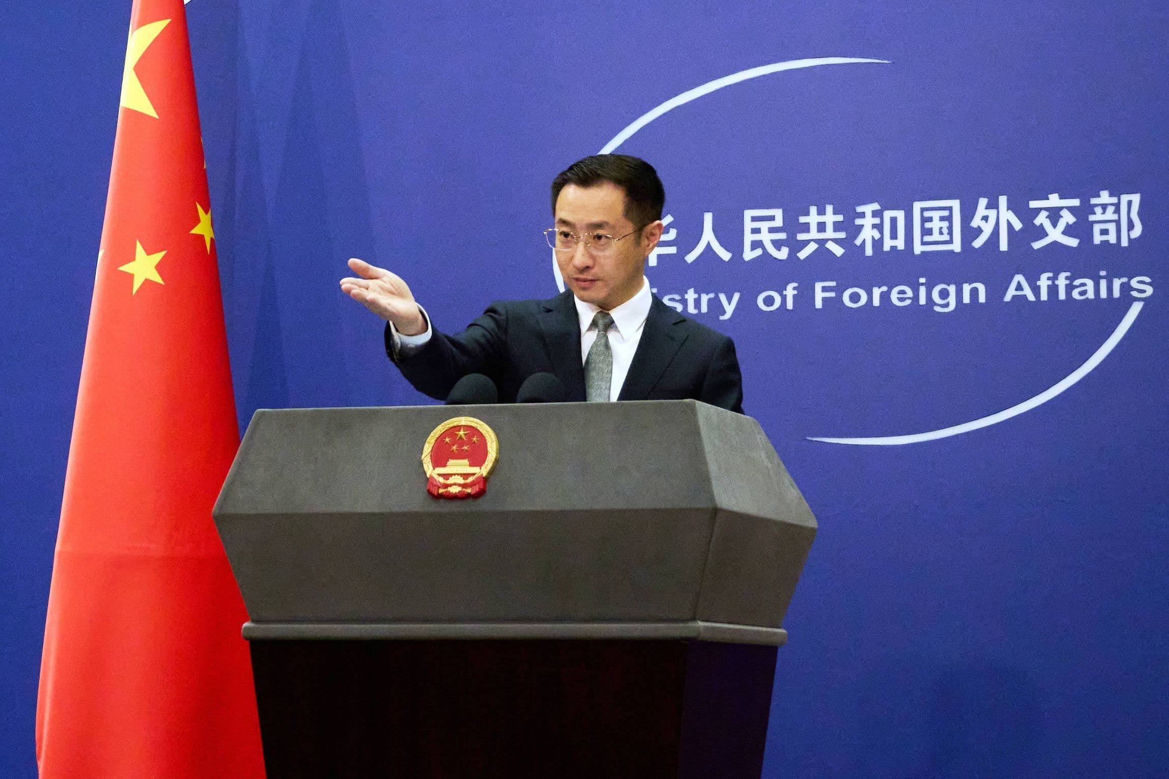 Lin Jian, der neue Sprecher des chinesischen Außenministeriums und stellvertretende Generaldirektor der Abteilung für Presse, Kommunikation und öffentliche Diplomatie, spricht während einer regulären Pressekonferenz in Peking mit den Medien