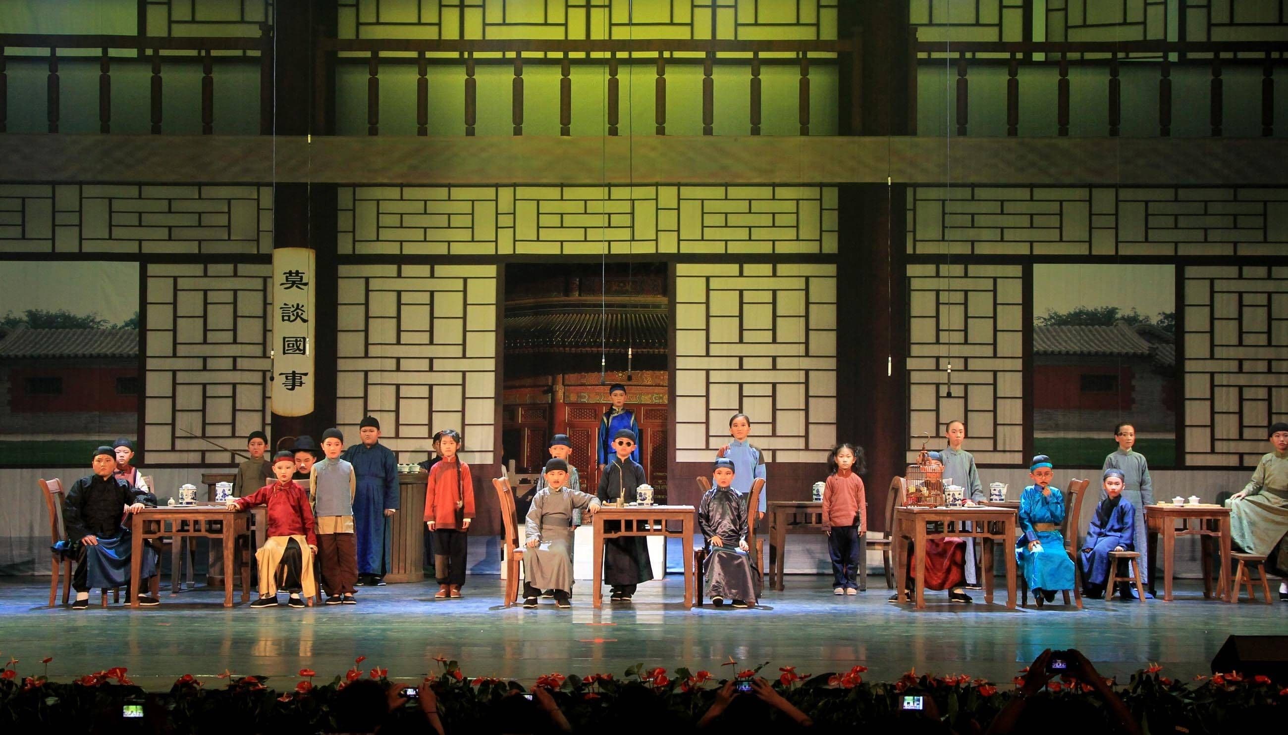 Kleine Schauspieler der Experimental-Grundschule des Chaoyang-Distrikts führen in Peking, der Hauptstadt Chinas, das Theaterstück "Teehaus" auf. Eine Kinderversion von "Teehaus", einem berühmten Theaterstück des chinesischen Schriftstellers Lao She