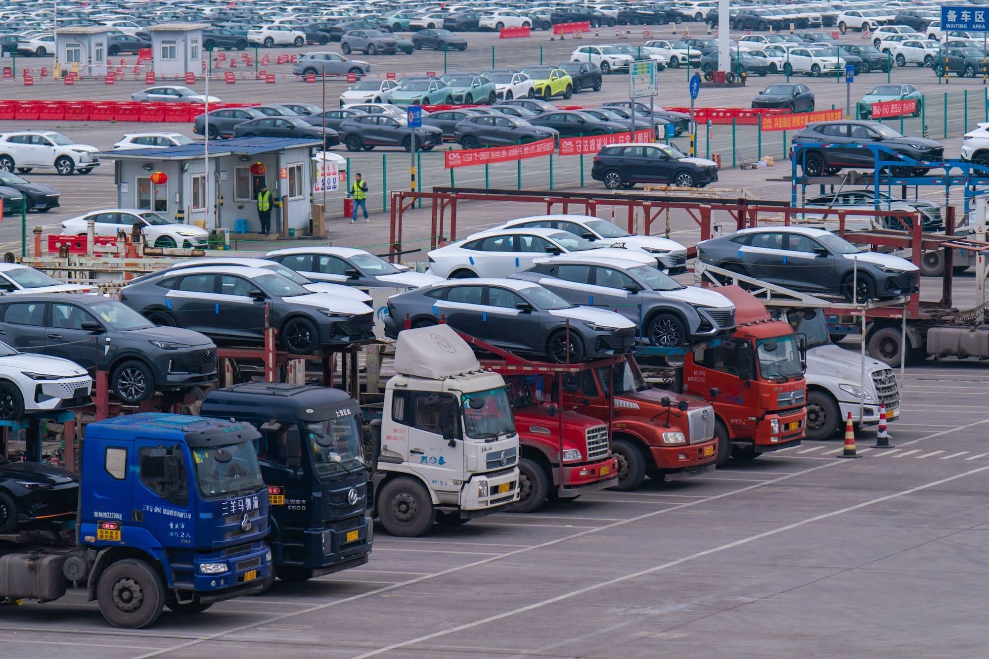 Changan Automobile s Vehicle Distribution Center in Chongqing Eine Luftaufnahme zeigt Reihen von Fahrzeugen mit neuer Energie, die im Changan Automobile s Vehicle Distribution Center in Chongqing, China, geparkt sind,