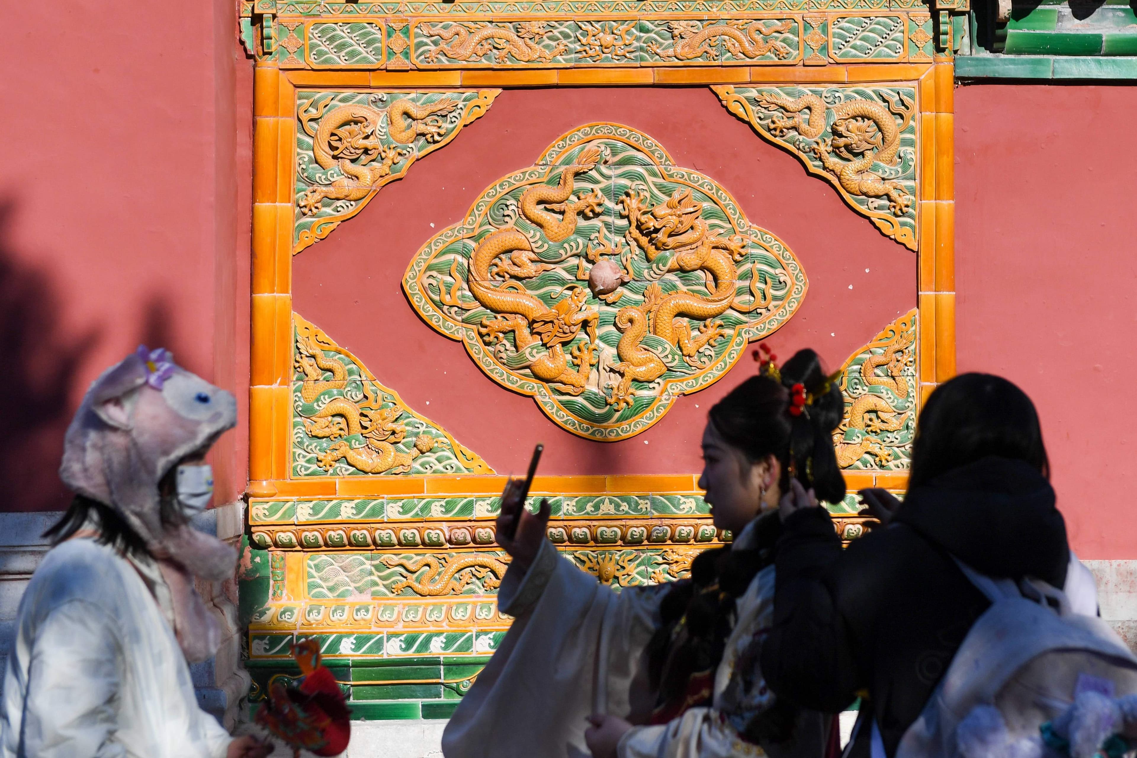 Tourists visit Beihai Park in Beijing, capital of ChinaFirst created in the Yuan Dynasty (1271-1368), the Beijing Central Axis, or Zhongzhouxian, stretches 7.8 kilometers between the Yongding Gate in the south of the city and the Drum Tower