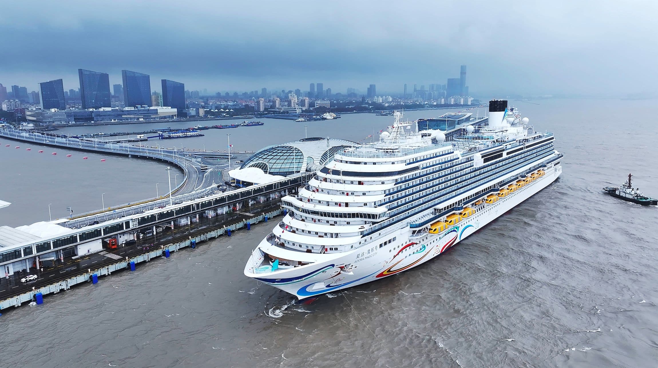 Luftaufnahme von Chinas erstem einheimischen großen Kreuzfahrtschiff Adora Magic City bei der Ankunft am Shanghai Wusongkou International Cruise Terminal