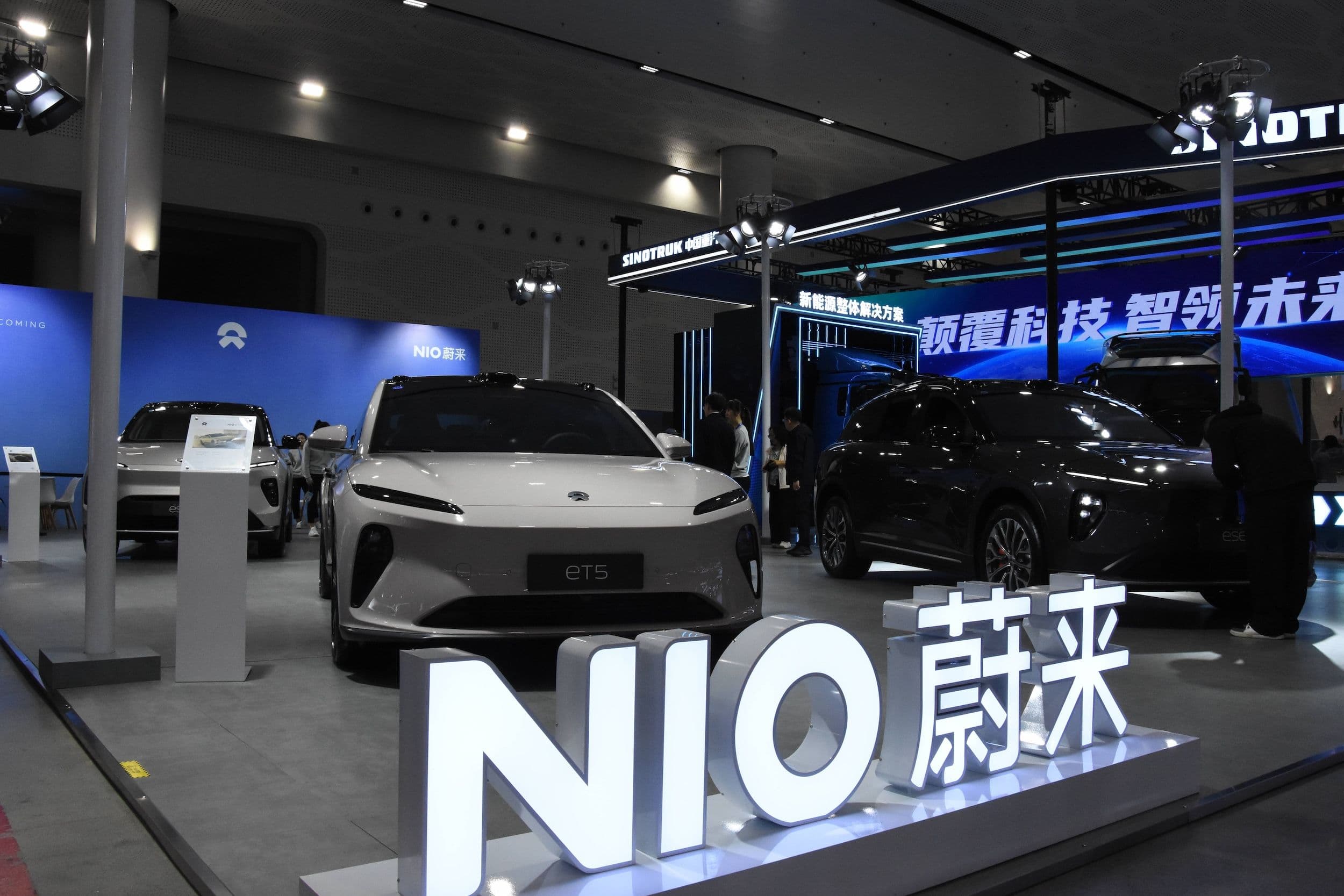 Dieses Foto zeigt Fahrzeuge des chinesischen Elektroautoherstellers NIO, die auf dem World New Energy Vehicle Congress 2023 in Haikou in der südchinesischen Provinz Hainan ausgestellt sind