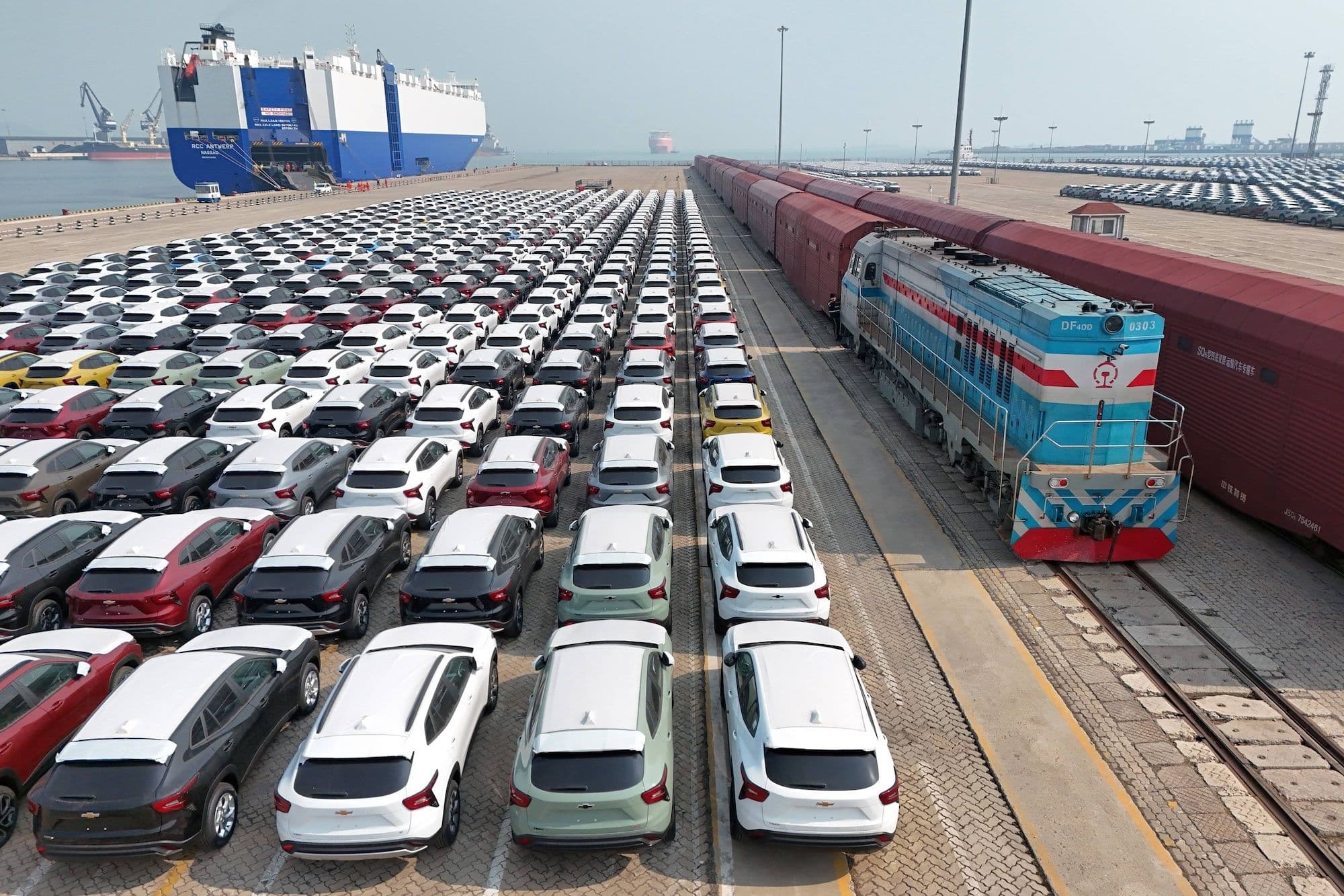 Wirtschaft China: Fahrzeugexport aus dem Hafen von Yantai Exportfahrzeuge werden im Autoterminal des Hafens Yantai in der Provinz Shandong auf einen Autotransporter verladen