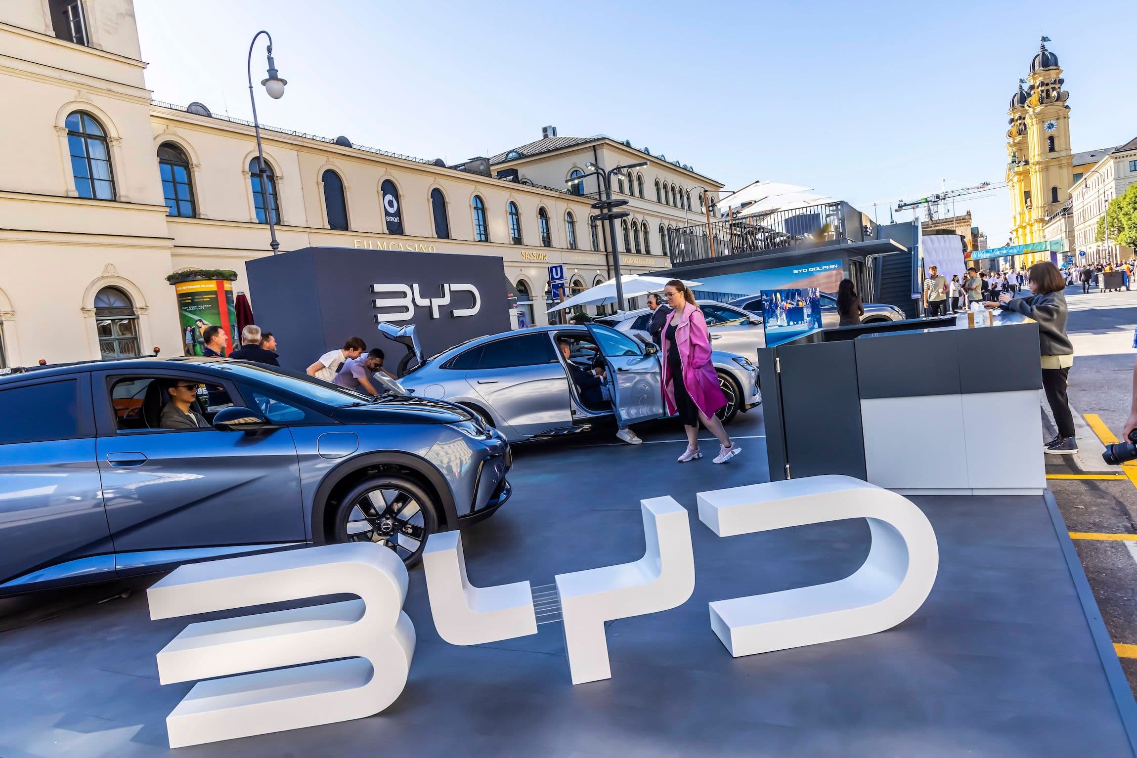 Chinesische E-Autos, Automarkt in China, Automarken, Autoindustrie China Deutschland: BYD Stand in München während der IAA