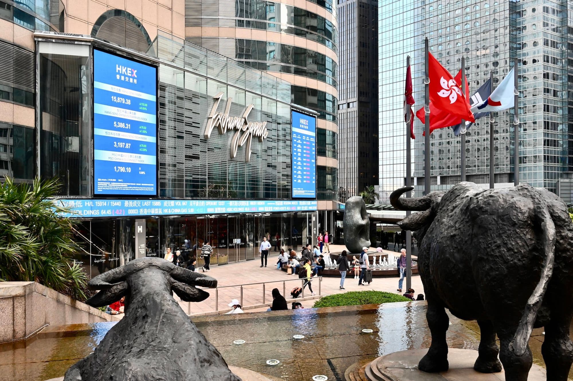 China Wirtschaft, China Aktien: Stierstatuen auf dem Exchange Square, in dem sich die Hongkonger Börse (HKEX) befindet