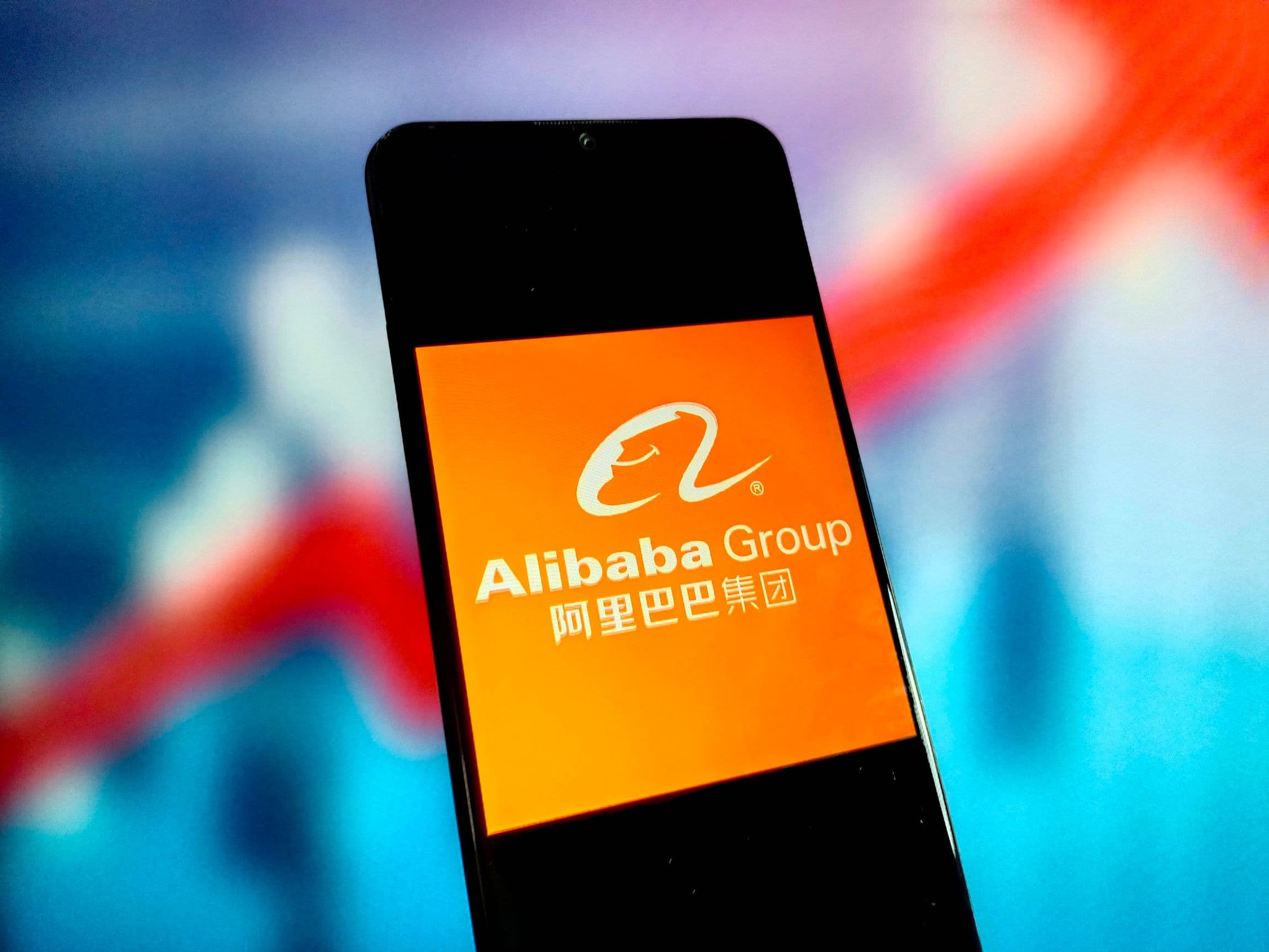 Wirtschaft in China: Ein Smartphone, auf dessen Display das Alibaba Logo zu sehen ist