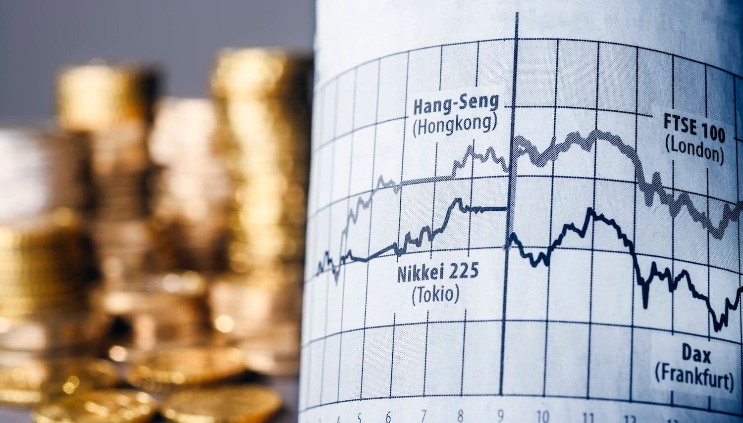 China Aktien, Aktienmarkt China, chinesische Aktien, Japanische Aktien, Aktienindex, Aktienindizes, China Stock: Das Foto zeigt den Kurs von Hang Seng und Nikkei, dahinter liegt Geld