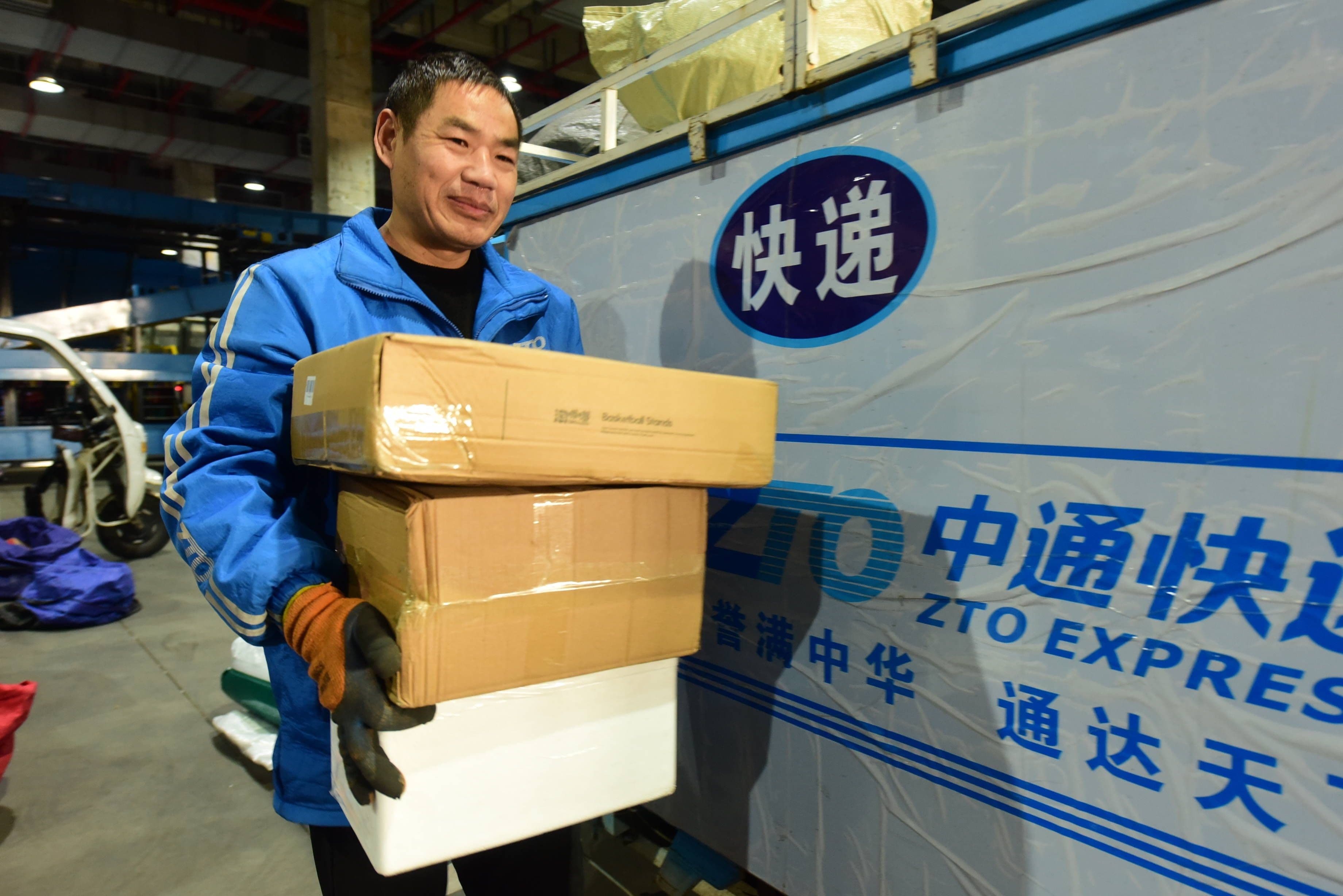Ein E-Commerce-Logistik-Industriepark in Lianyungang Express-Mitarbeiter sortieren Pakete an einem Fließband in einem E-Commerce-Logistik-Industriepark in Lianyungang, Provinz Jiangsu, China