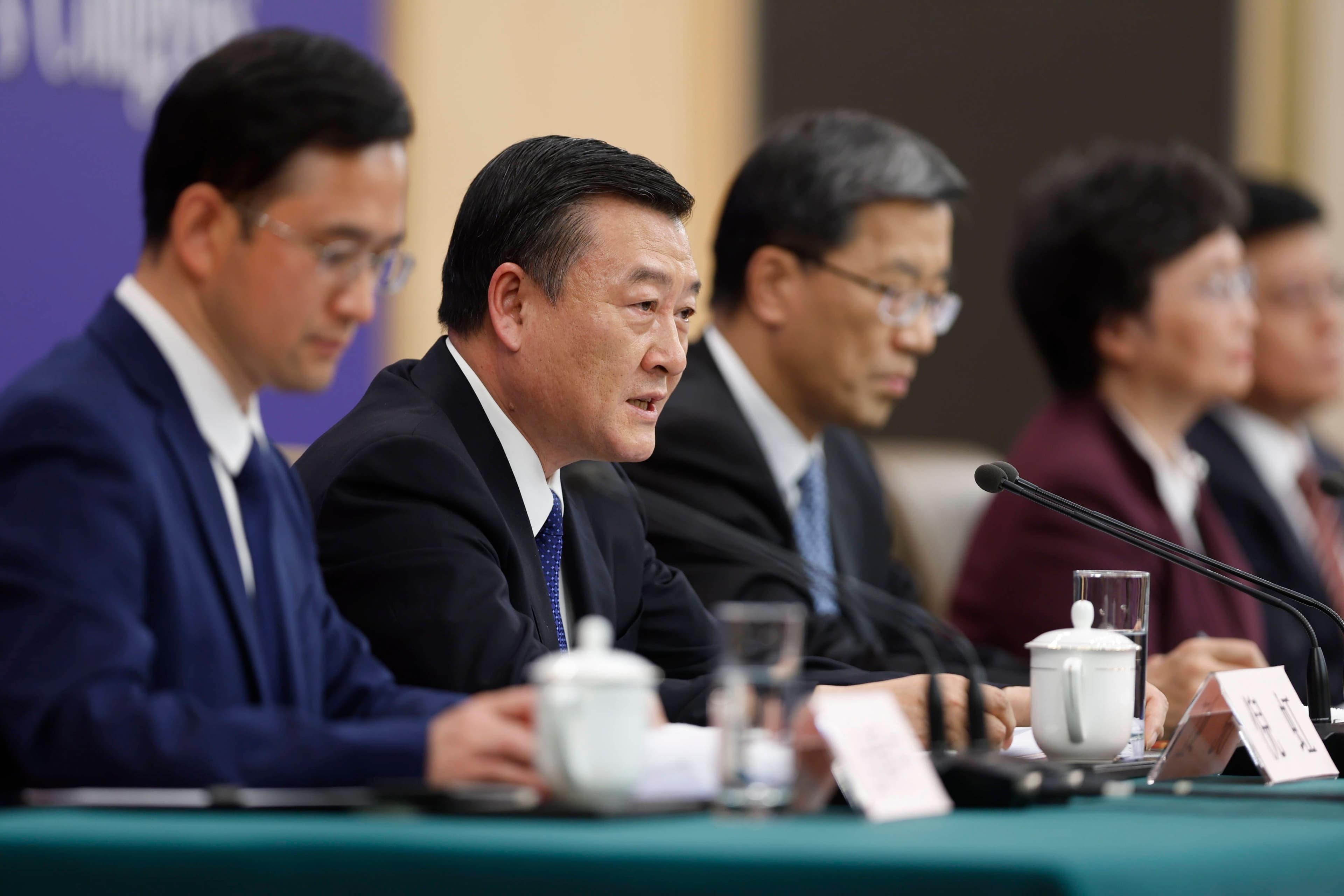 Chinas Minister für Wohnungsbau und ländliche Entwicklung Ni Hong (2. v. l.) spricht auf einer Pressekonferenz über die Lebensbedingungen der Menschen auf der zweiten Tagung des 14. nationalen Volkskongresses (NVK) in Peking