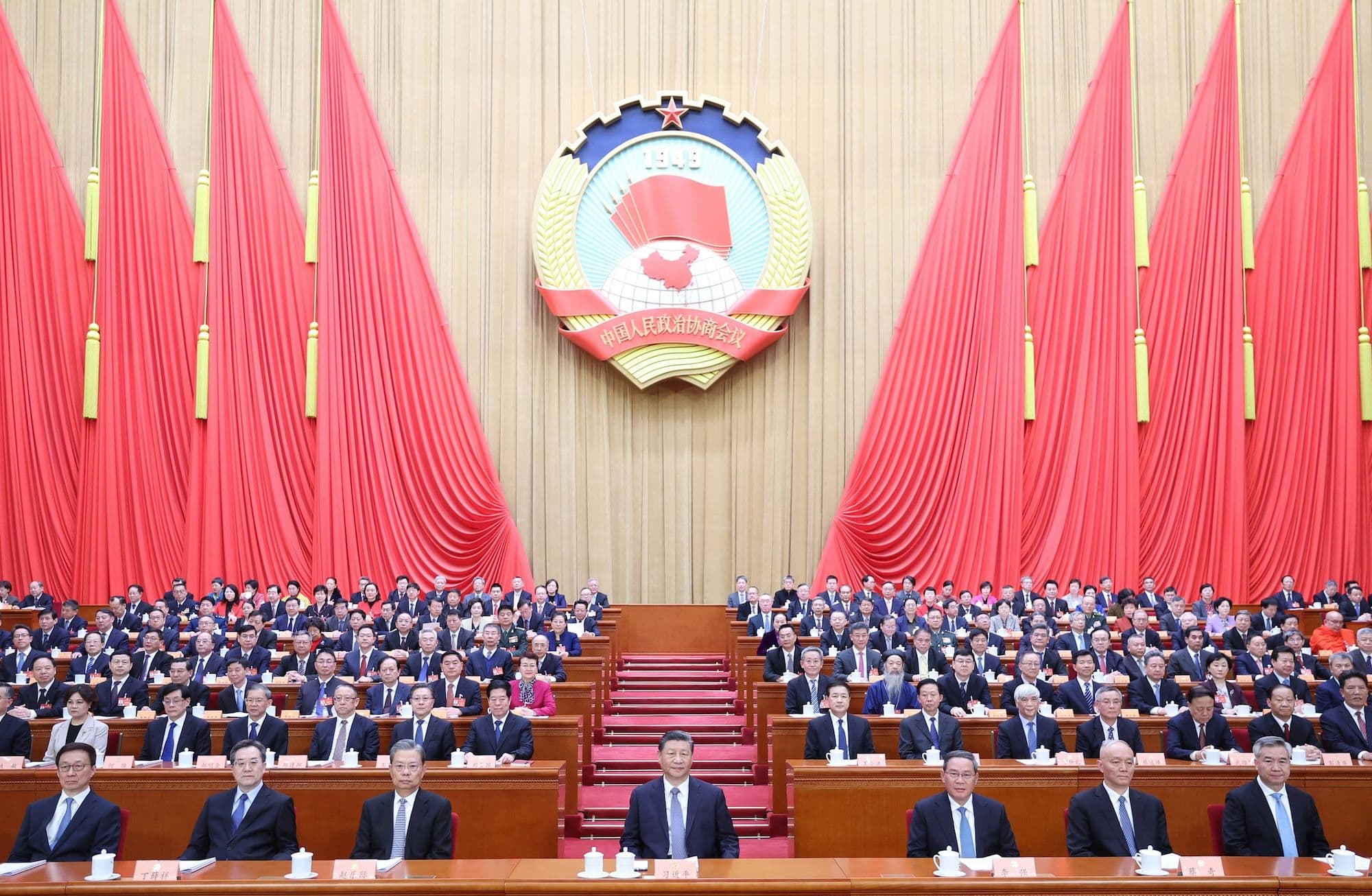 Politik in China:  Die Partei- und Staatsführer Xi Jinping, Li Qiang, Zhao Leji, Cai Qi, Ding Xuexiang, Li Xi und Han Zheng haben auf der Tribüne des CPPCC Platz genommen.