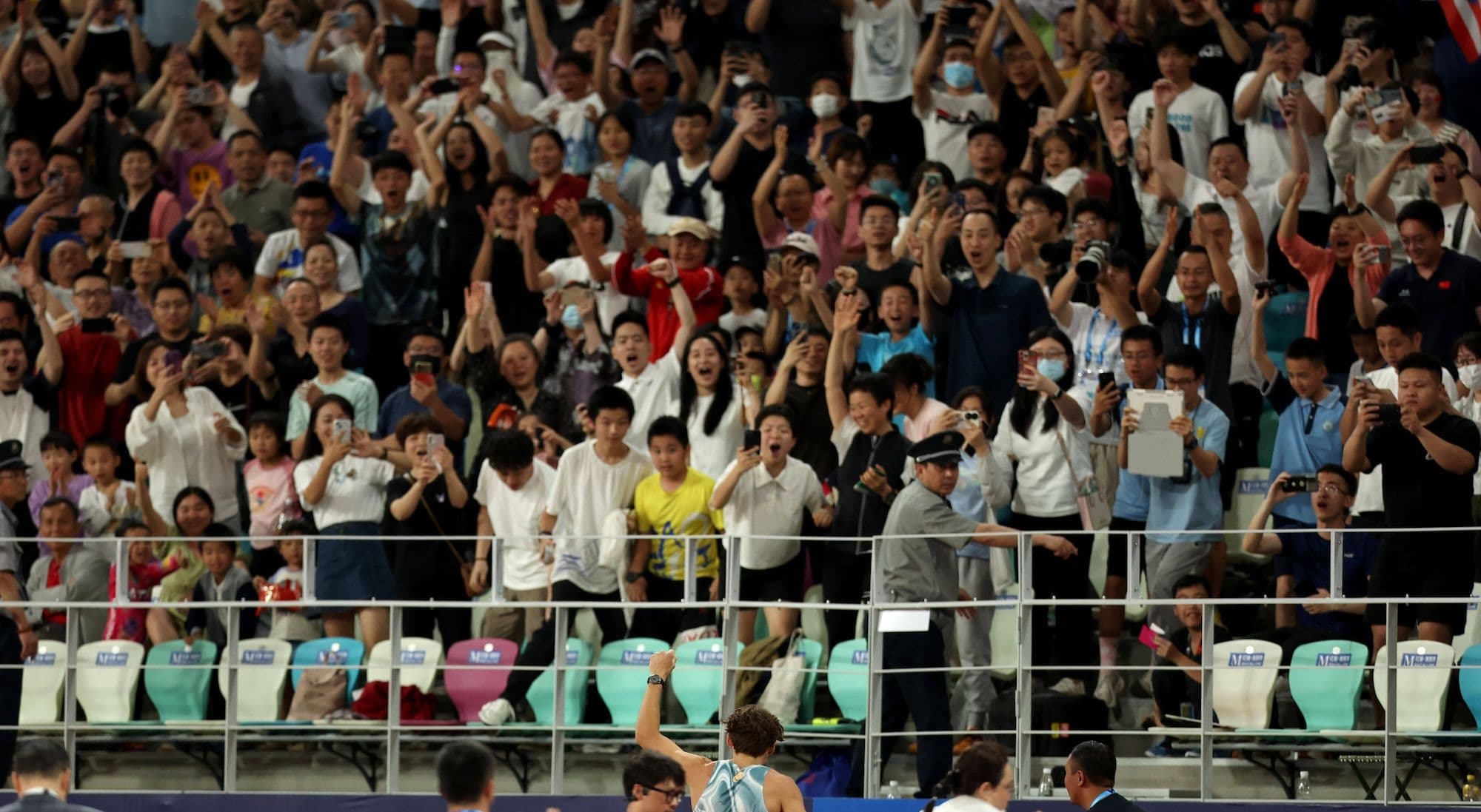 China Sport, Sportindustrie, Leichtathletik:  Zuschauer jubeln beim Wanda Diamond League Xiamen Meeting 2024 in Xiamen in der südostchinesischen Provinz Fujian