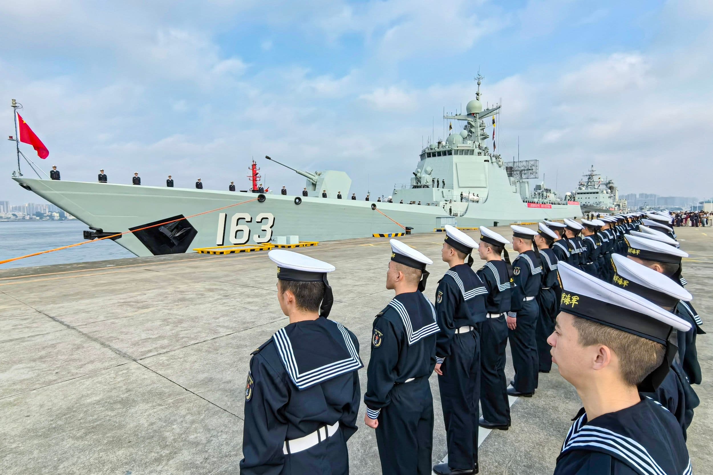 Die 46. Flotte der chinesischen Volksbefreiungsarmee sticht von einem Militärhafen in Zhanjiang in der südchinesischen Provinz Guangdong in See.