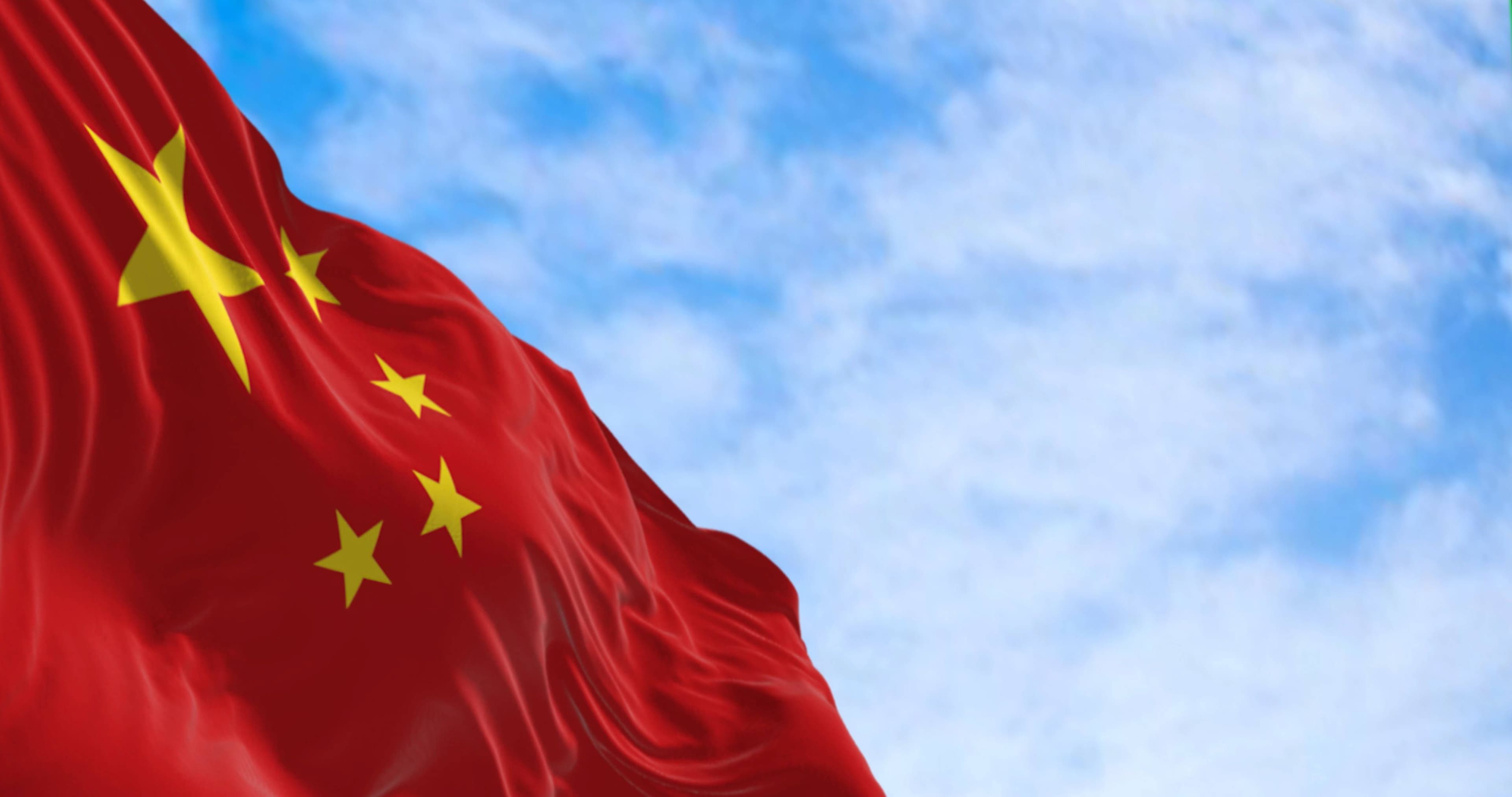 China News: Die chinesisches Flagge fehlt vor blauem Himmel. Der größte Stern symbolisiert die Führung der Kommunistischen Partei Chinas