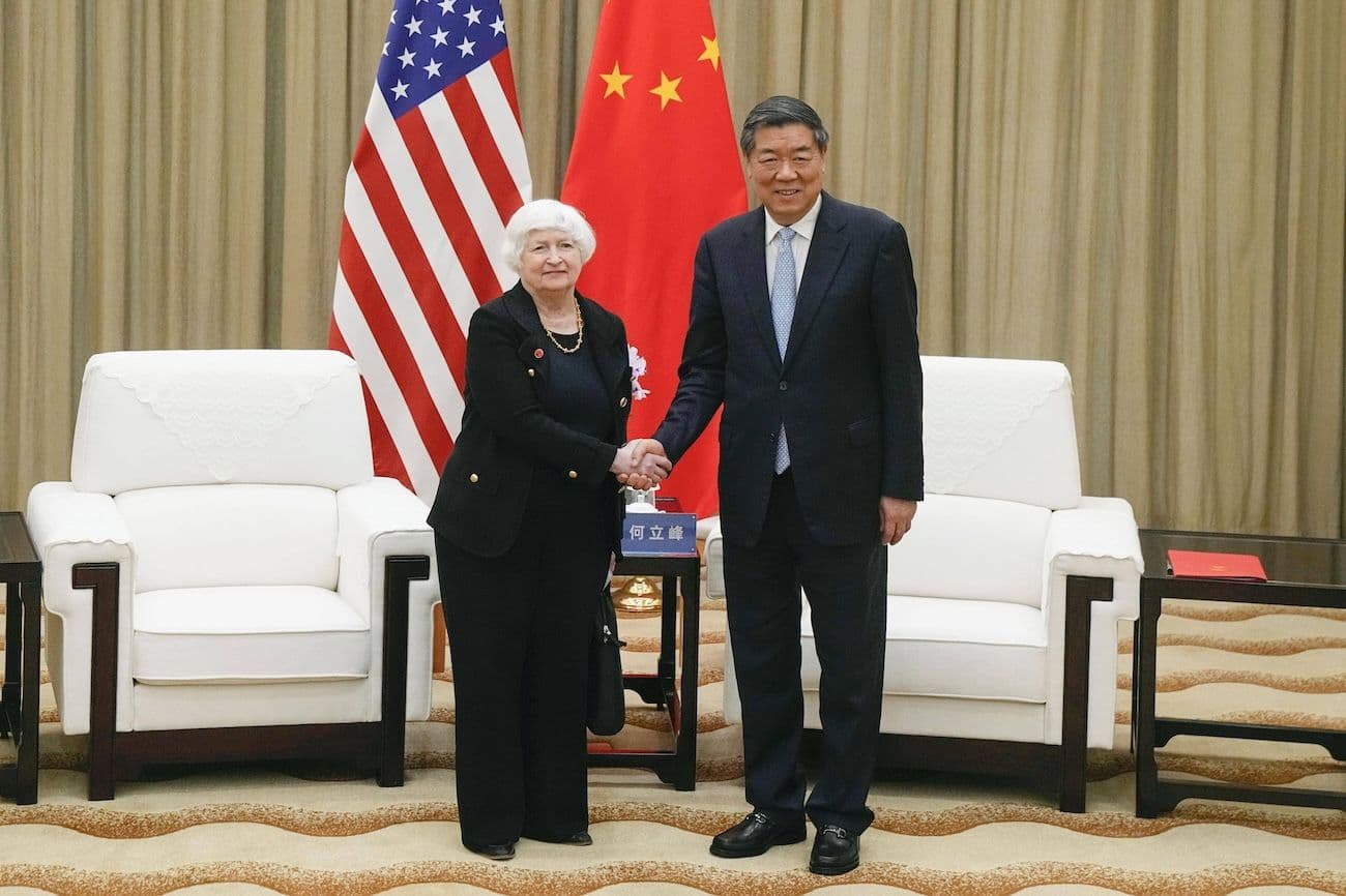 China Politik, China Wirtschaft, China USA, Zusammenarbeit: US-Finanzministerin Janet Yellen (L) und der chinesische Vizepremier He Lifeng geben sich in Guangzhou, China, die Hand.