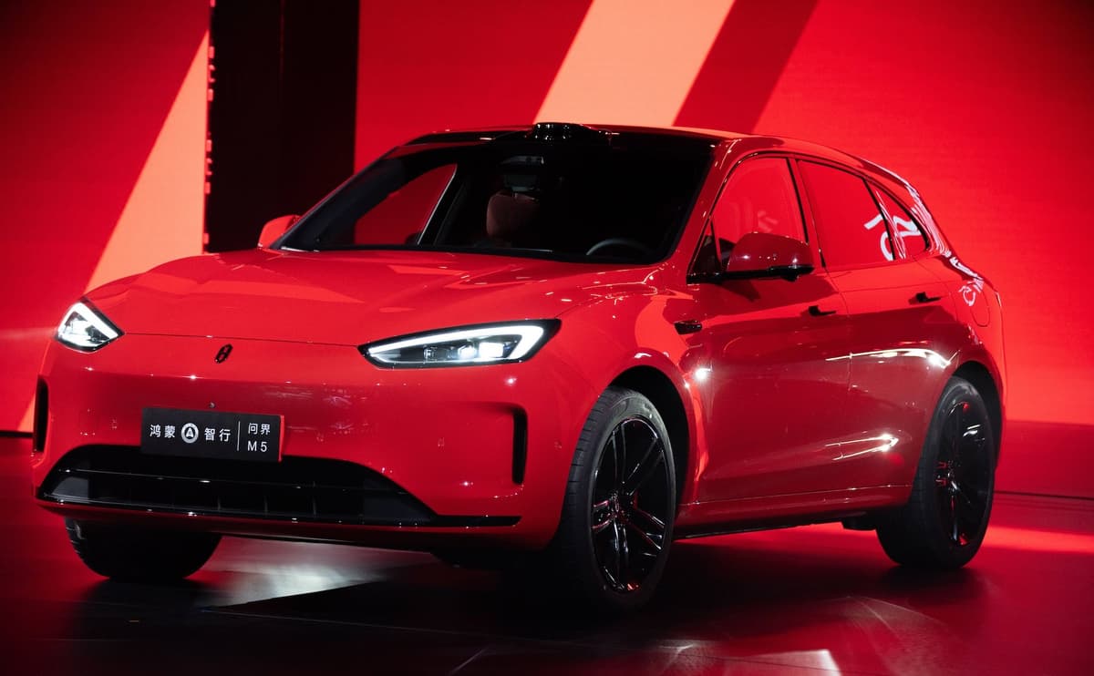 China Automobilindustrie, Industrie, Wirtschaft, Technologie, Autos, E-Autos: Ein aktualisiertes Elektrofahrzeug (EV) der von Huawei unterstützten Marke Aito M5 SUV wird auf einer Pressekonferenz vorgestellt