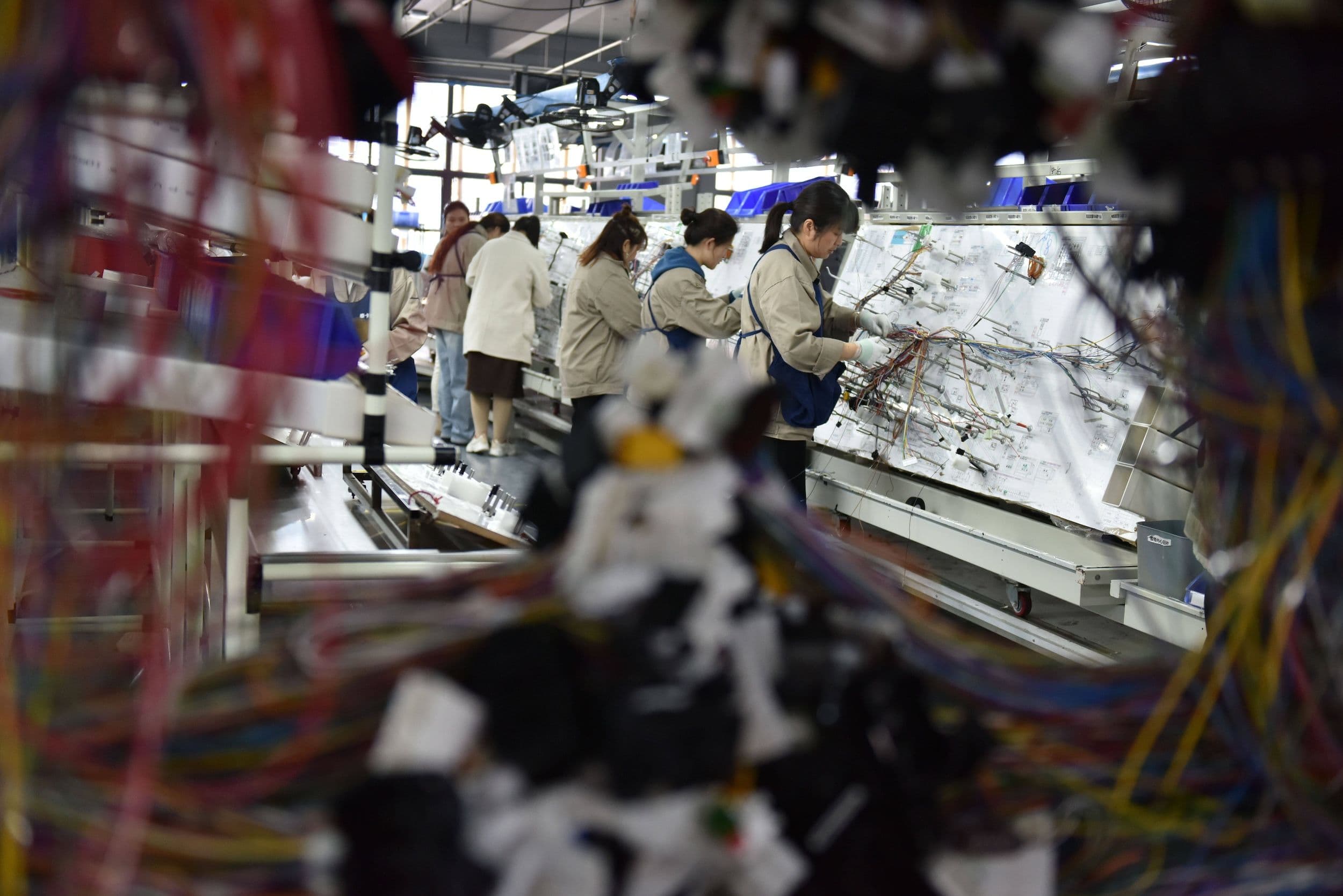 China Wirtschaft, China Industrie, China Fabriken, Gewinnzuwachs, Gewinnanstieg: Chinesische Frauen arbeiten in einer Fabrik für Autoteile