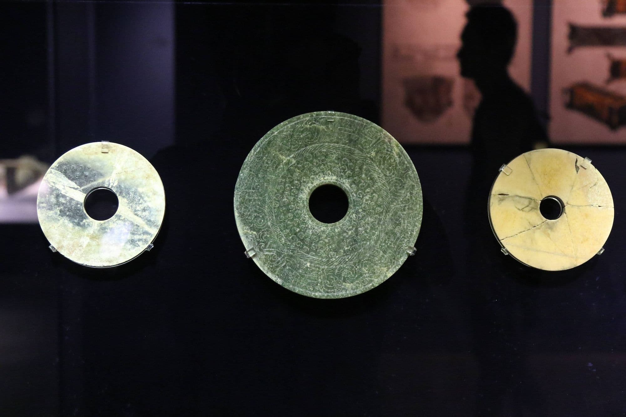 China Kultur: Drei Jade Scheiben ausgestellt in einem Museum