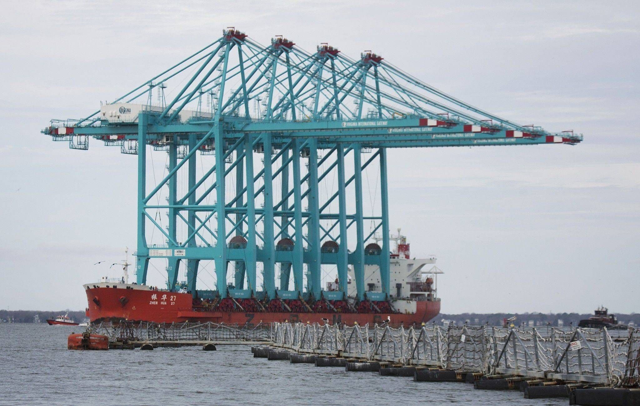 Vier vollständig montierte, 170 Fuß hohe Ship-to-Shore-Kräne auf dem Elizabeth River 