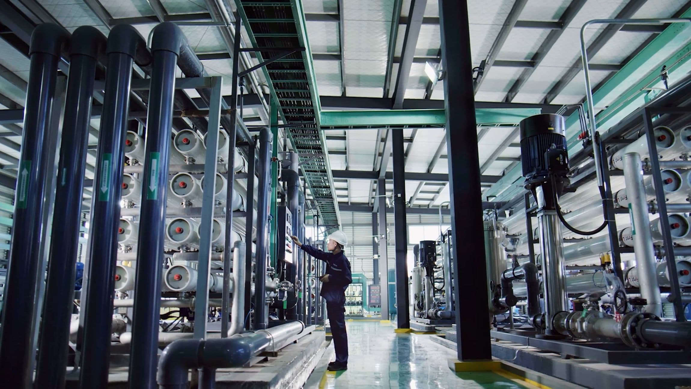 Ein Arbeiter ist in der Werkstatt eines Unternehmens für neue Energiezellen im Hafengebiet von Qinzhou in der Pilot-Freihandelszone China (Guangxi) im Süden Chinas zu sehen.
