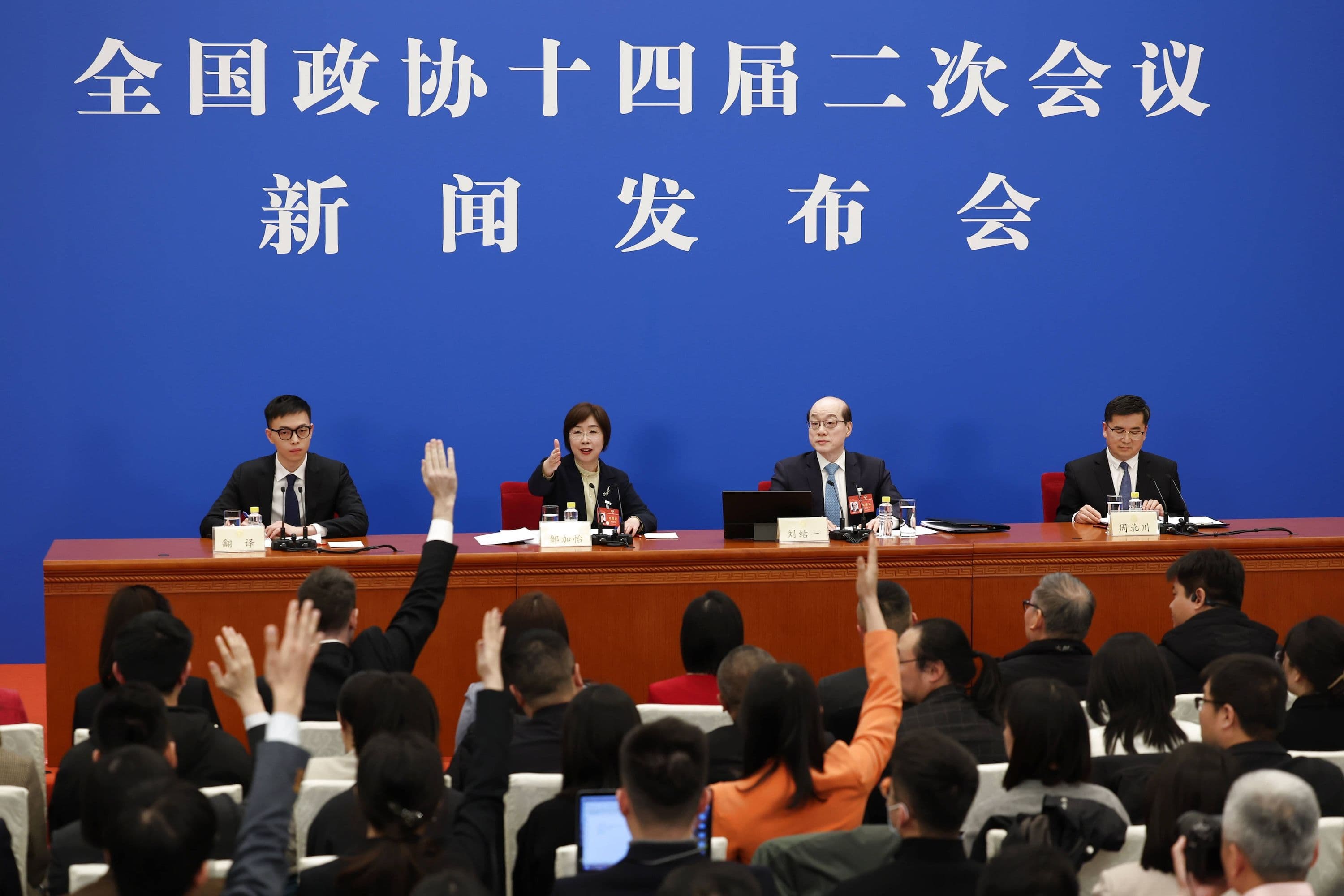 China Politik: Journalisten stellen auf einer Pressekonferenz während der zweiten Sitzung des 14. Nationalen Ausschusses der Politischen Konsultativkonferenz des Chinesischen Volkes (CPPCC) in der Großen Halle des Volkes in Peking Fragen.
