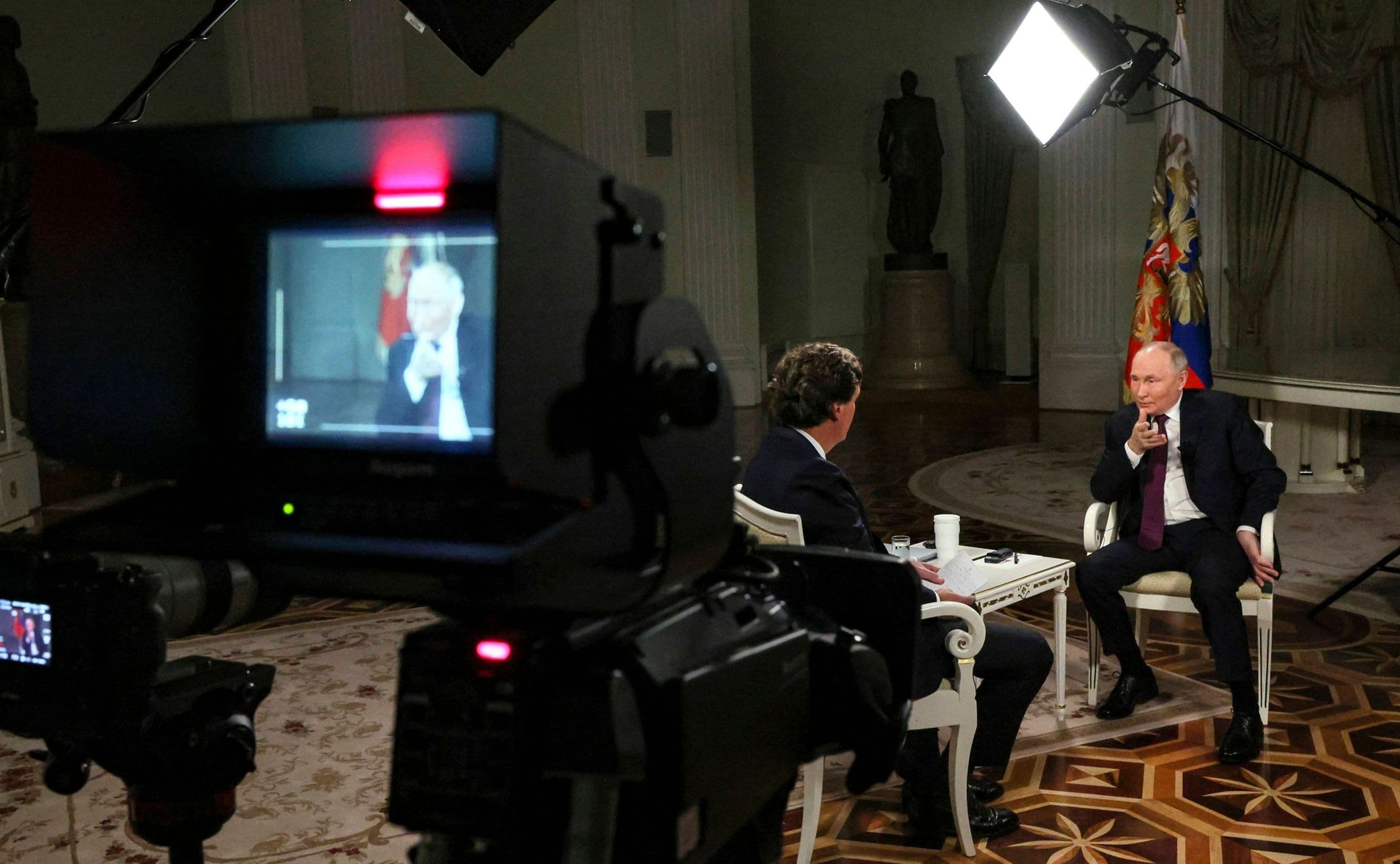 Der russische Präsident Wladimir Putin, rechts, antwortet auf eine Frage des konservativen Fernsehstars Tucker Carlson während eines Interviews im Kreml