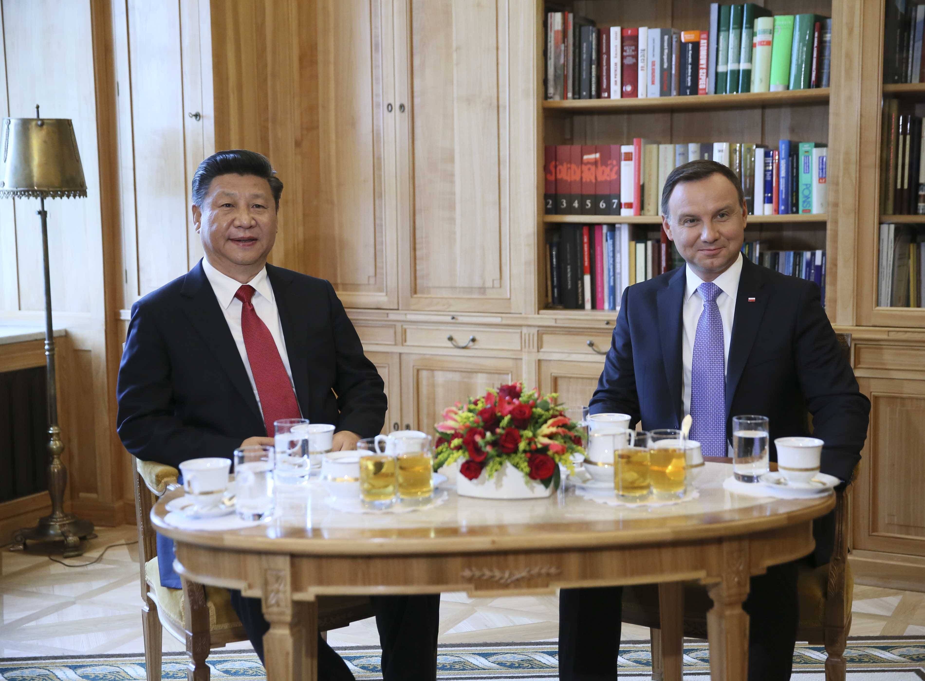 Chinese President Xi Jinping (L) holds talks with Polish President Andrzej Duda in Warsaw, Poland