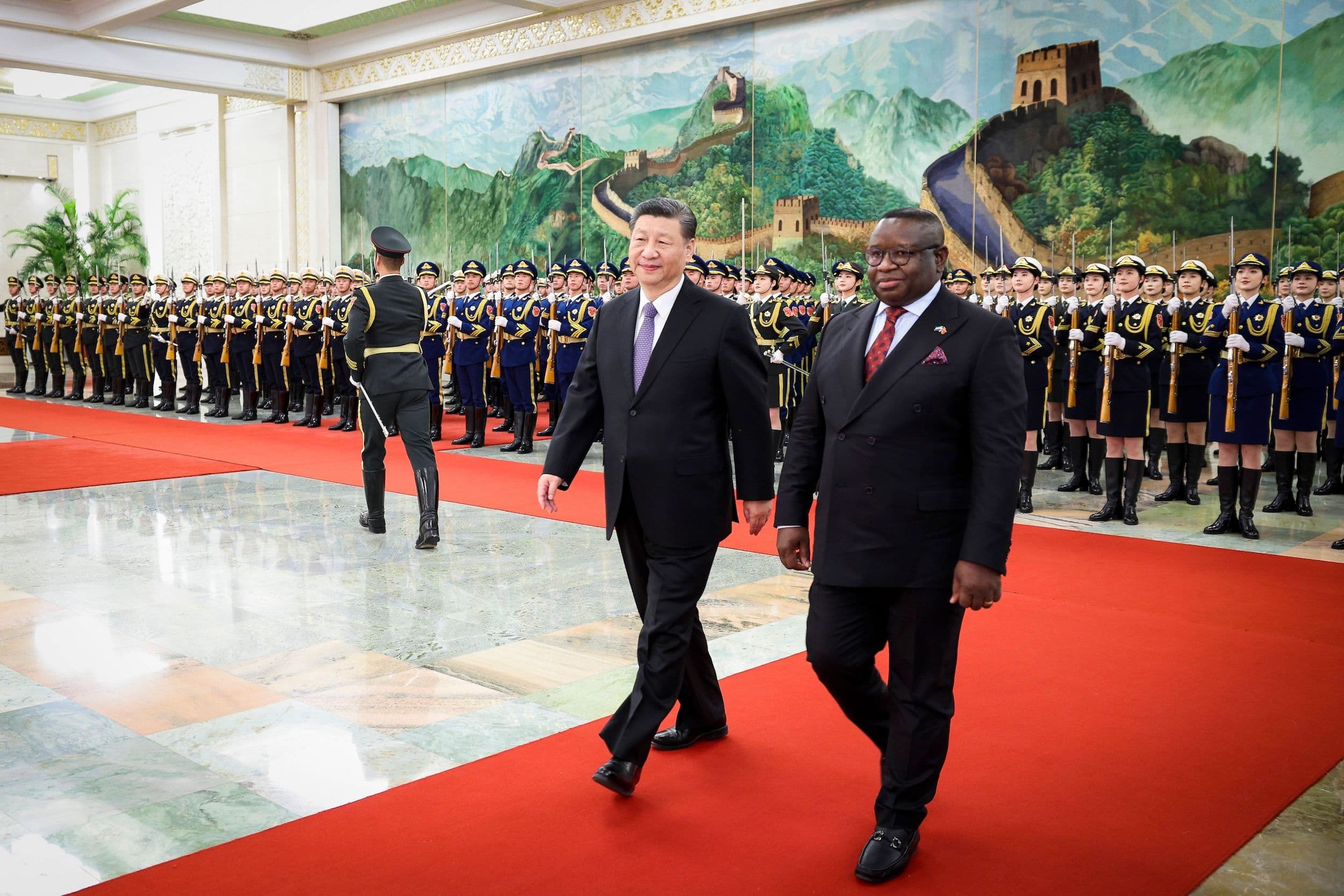 Der chinesische Präsident Xi Jinping empfängt den Präsidenten der Republik Sierra Leone, Julius Maada Bio, in der nördlichen Halle der Großen Halle des Volkes vor ihren Gesprächen in Peking