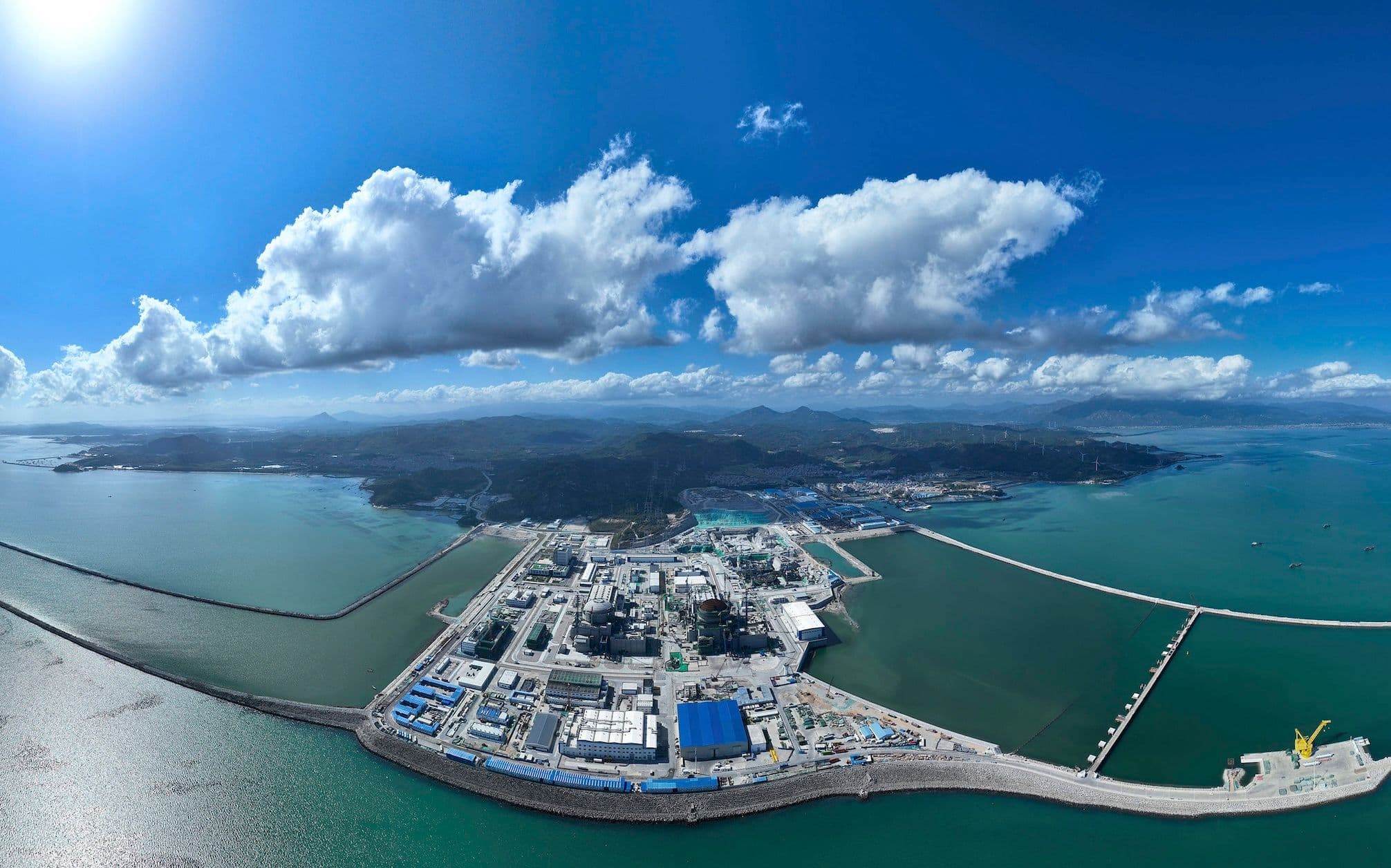 Green Energy, Erneuerbare Energie China, Energiewende: Eine Panoramadrohnenaufnahme zeigt das im Bau befindliche Zhangzhou-Kernkraftwerksprojekt in Zhangzhou in der südostchinesischen Provinz Fujian