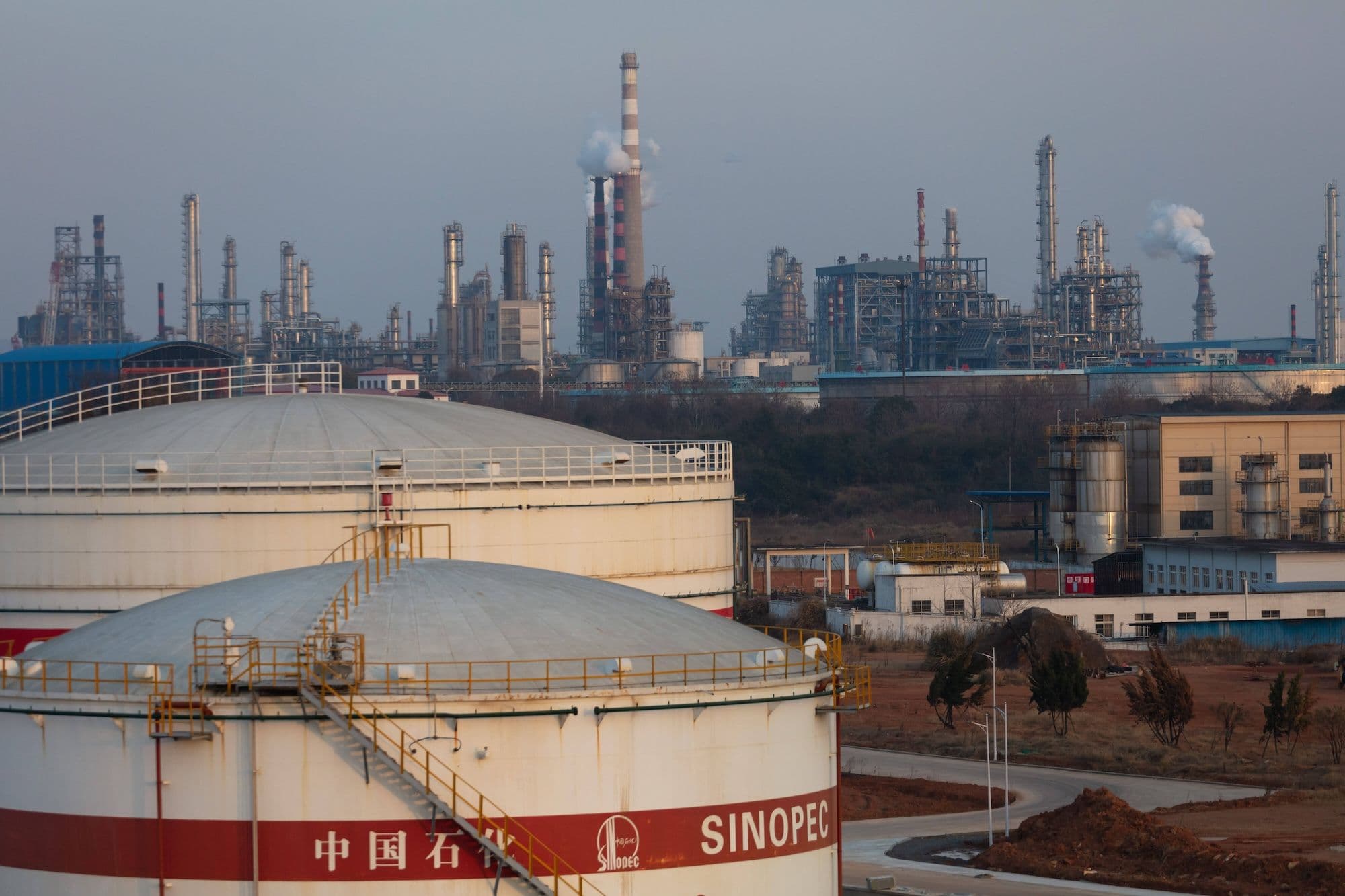 Luftaufnahme der China Petroleum & Chemical Corp. (Sinopec) Jiujiang Ölraffinerie mit einer Rohölverarbeitungskapazität von 8 Millionen Tonnen pro Jahr am 23. Januar 2021 in Jiujiang