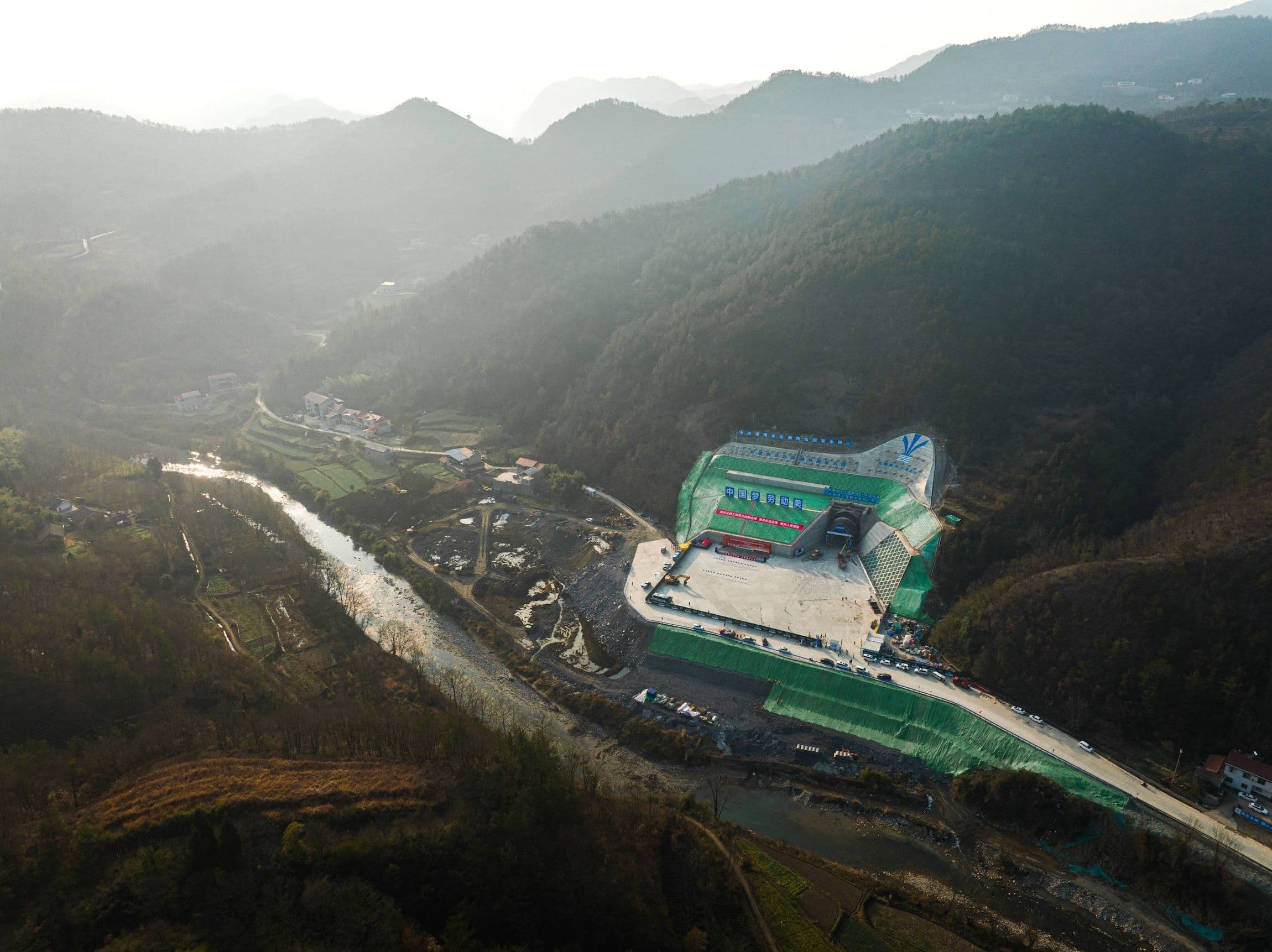 die Baustelle eines Wassertransfertunnels in der Gemeinde Maliang, der die beiden Mega-Wasserinfrastrukturen Chinas - das Drei-Schluchten-Projekt und das Süd-Nord-Wasserumleitungsprojekt - miteinander verbinden soll