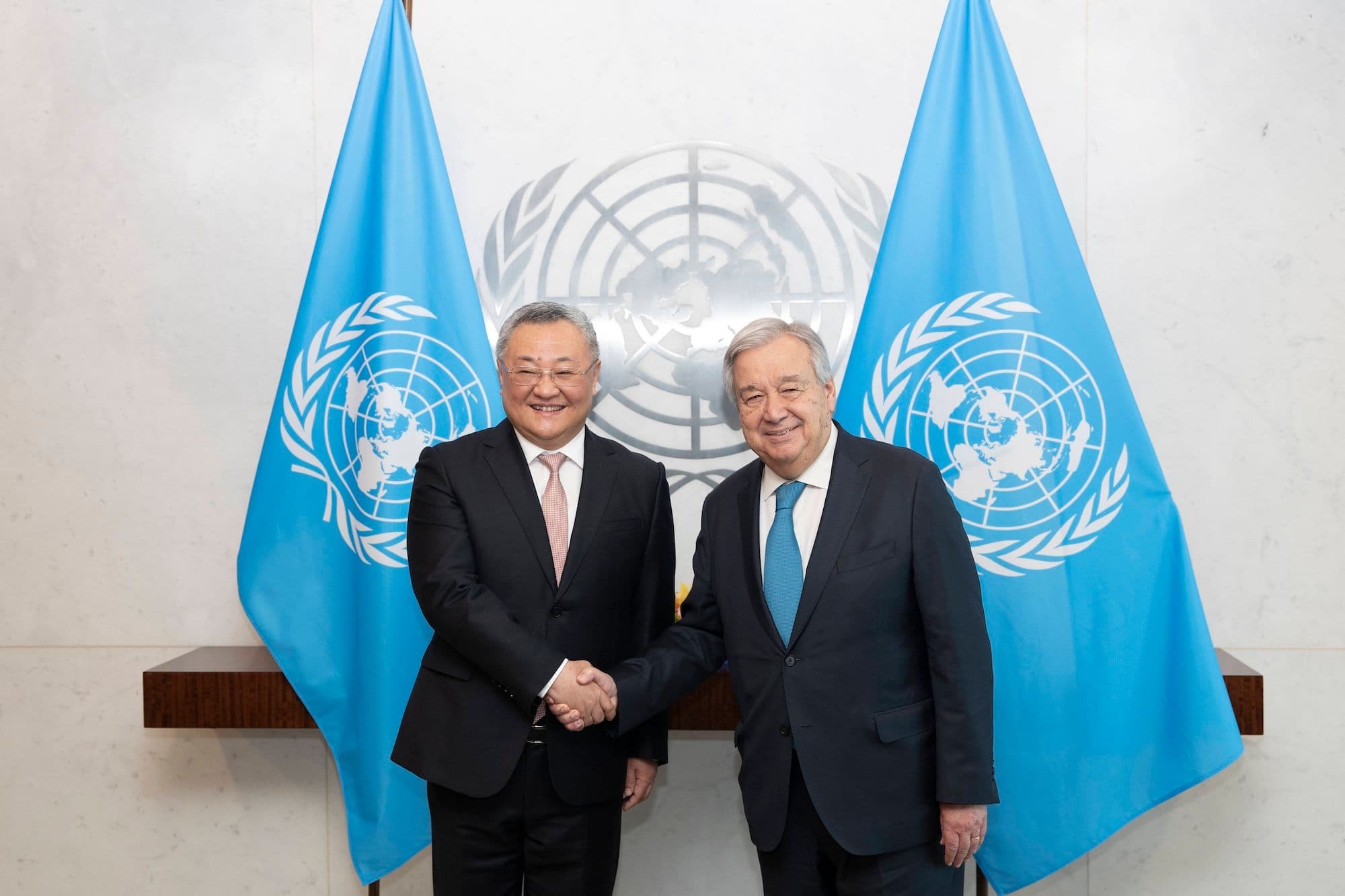 China Politik, China UN, Außenpolitik, internationale Zusammenarbeit: Fu Cong, Chinas Vertreter bei den Vereinten Nationen (UN), schüttelt im Hauptquartier der Vereinten Nationen die Hände von UN-Generalsekretär Antonio Guterres 